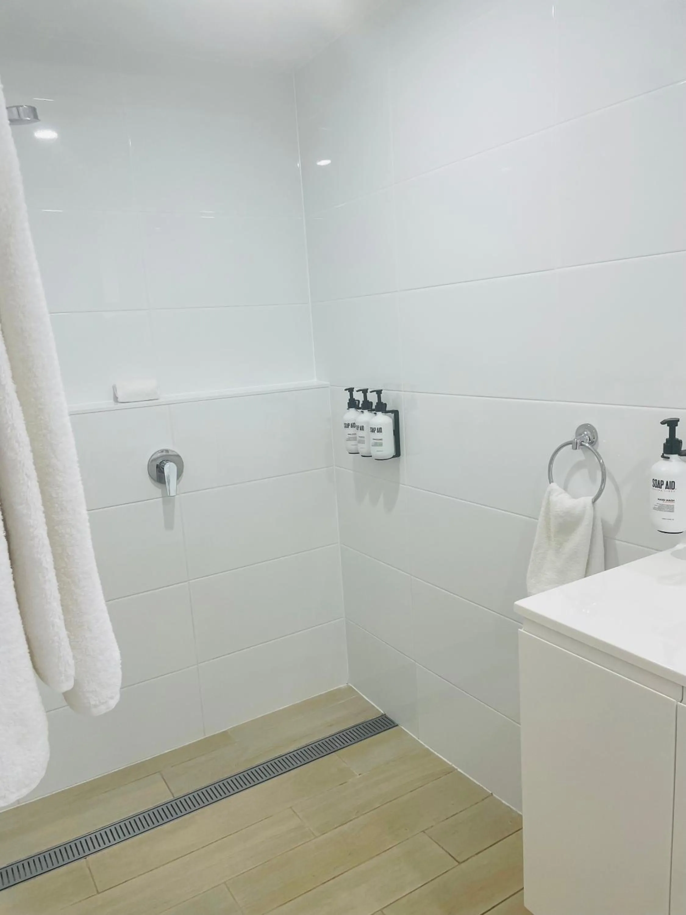 Shower in Econo Lodge Park Lane