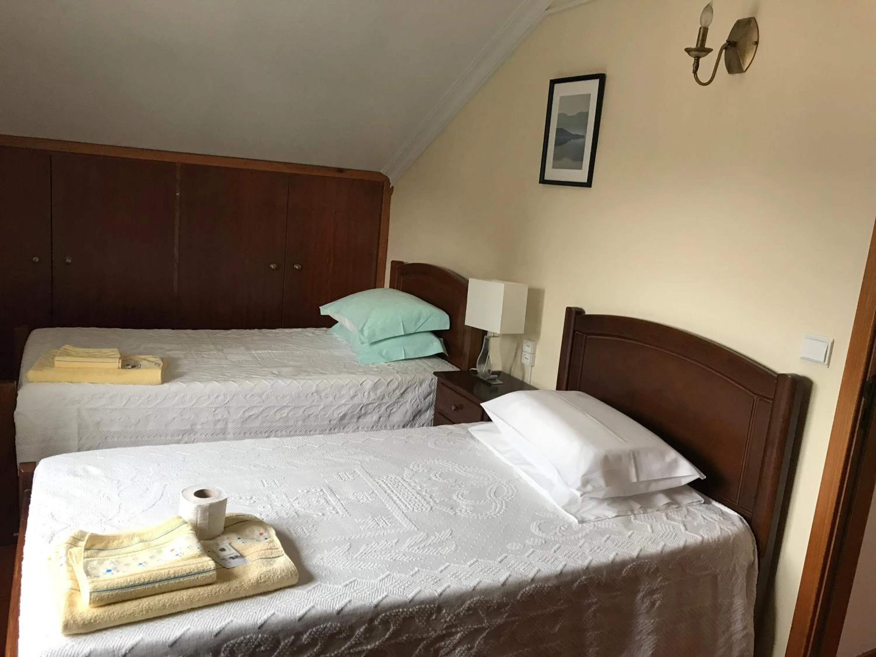 Standard Twin Room with Shared Bathroom in casa largo do cruzeiro
