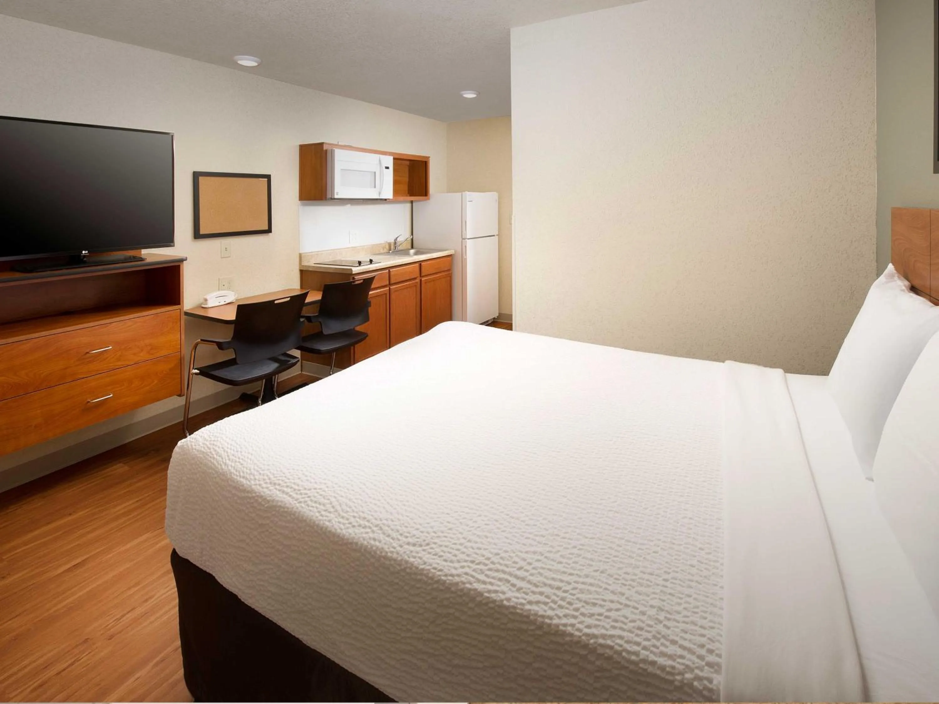 Bed in WoodSpring Suites Wilkes-Barre