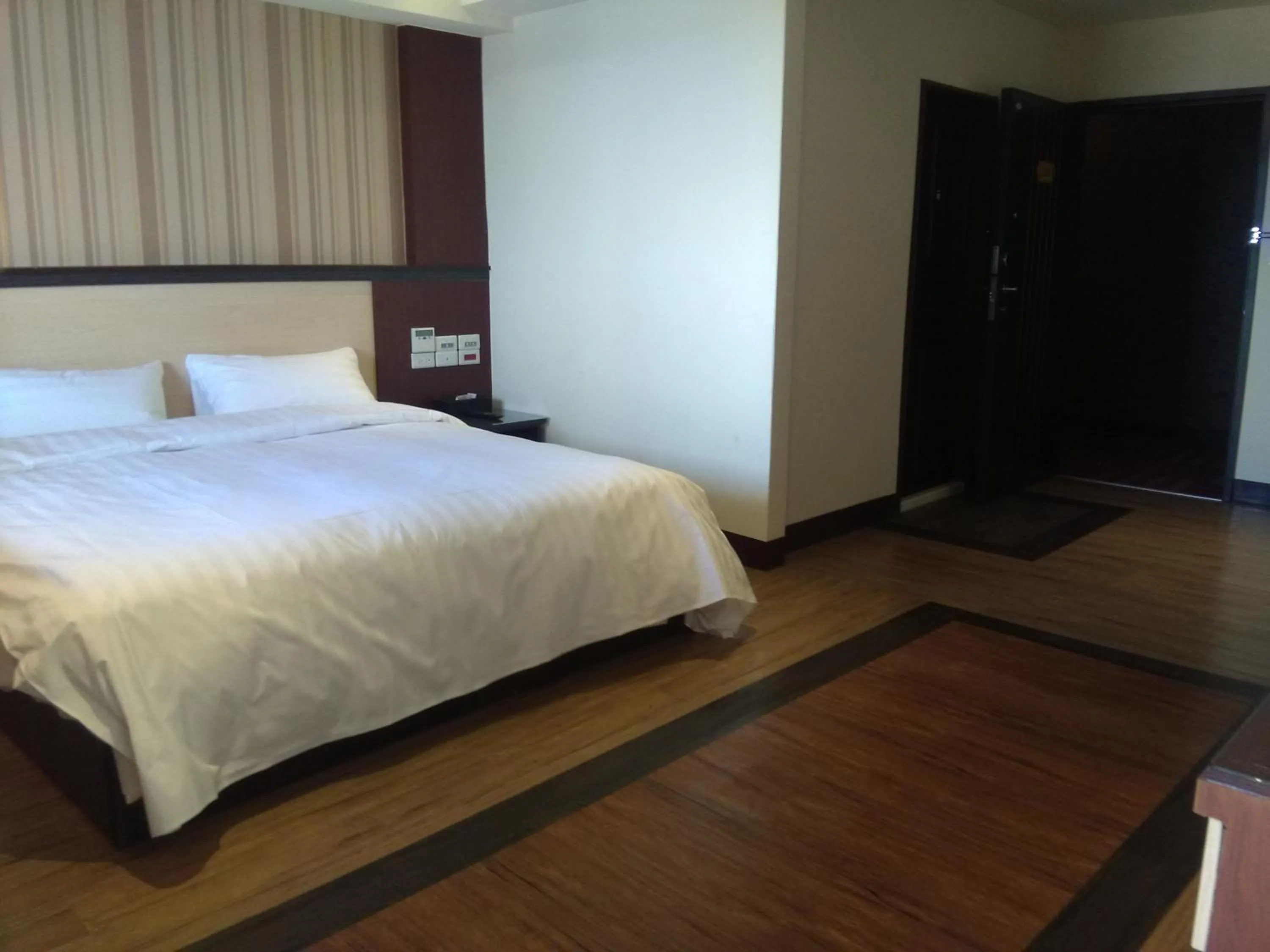 Bed in Dengfeng Milan Business Hotel