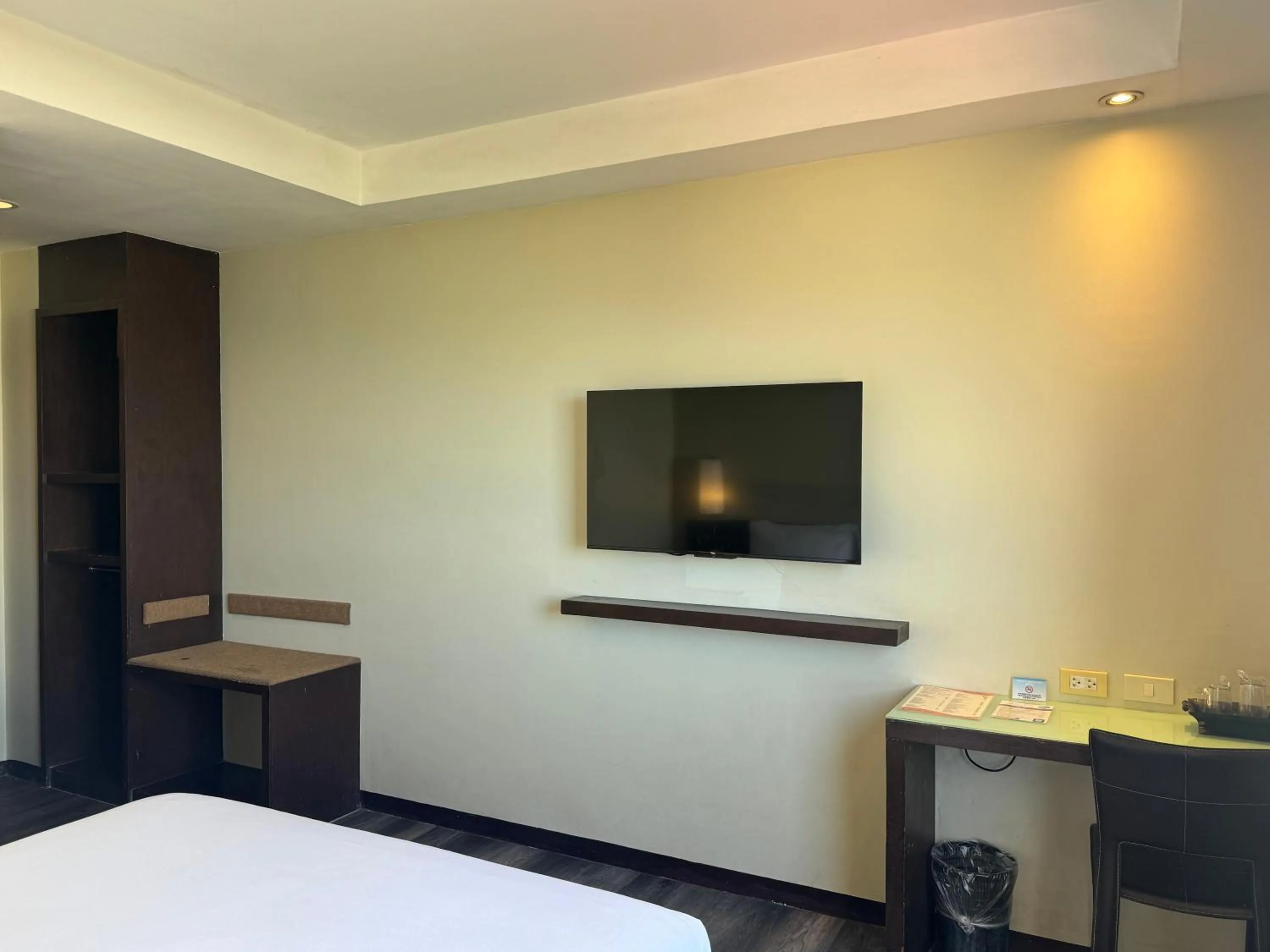 TV and multimedia, Bed in Circle Inn - Iloilo City Center