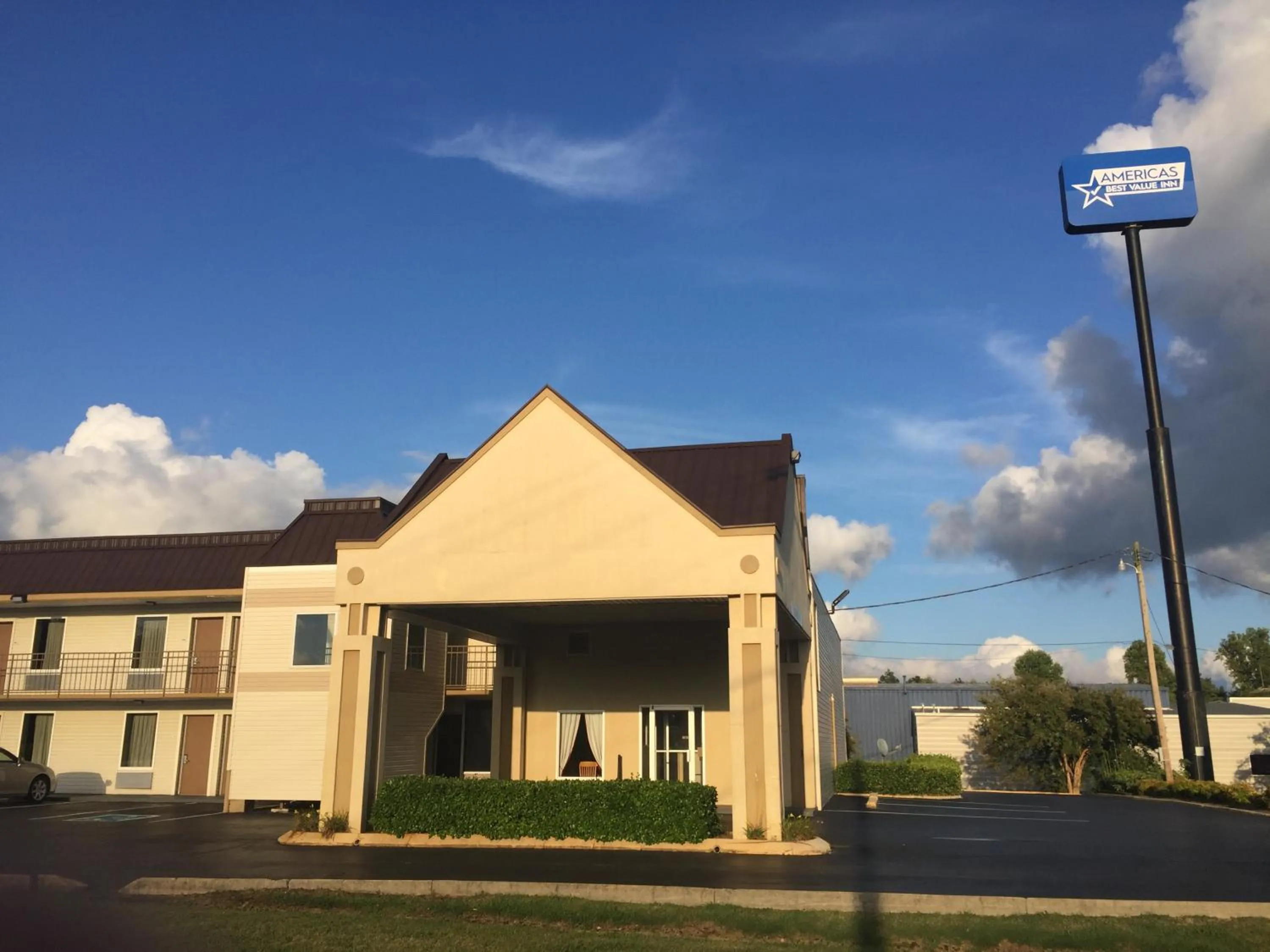 Facade/entrance in Americas Best Value Inn-Manchester