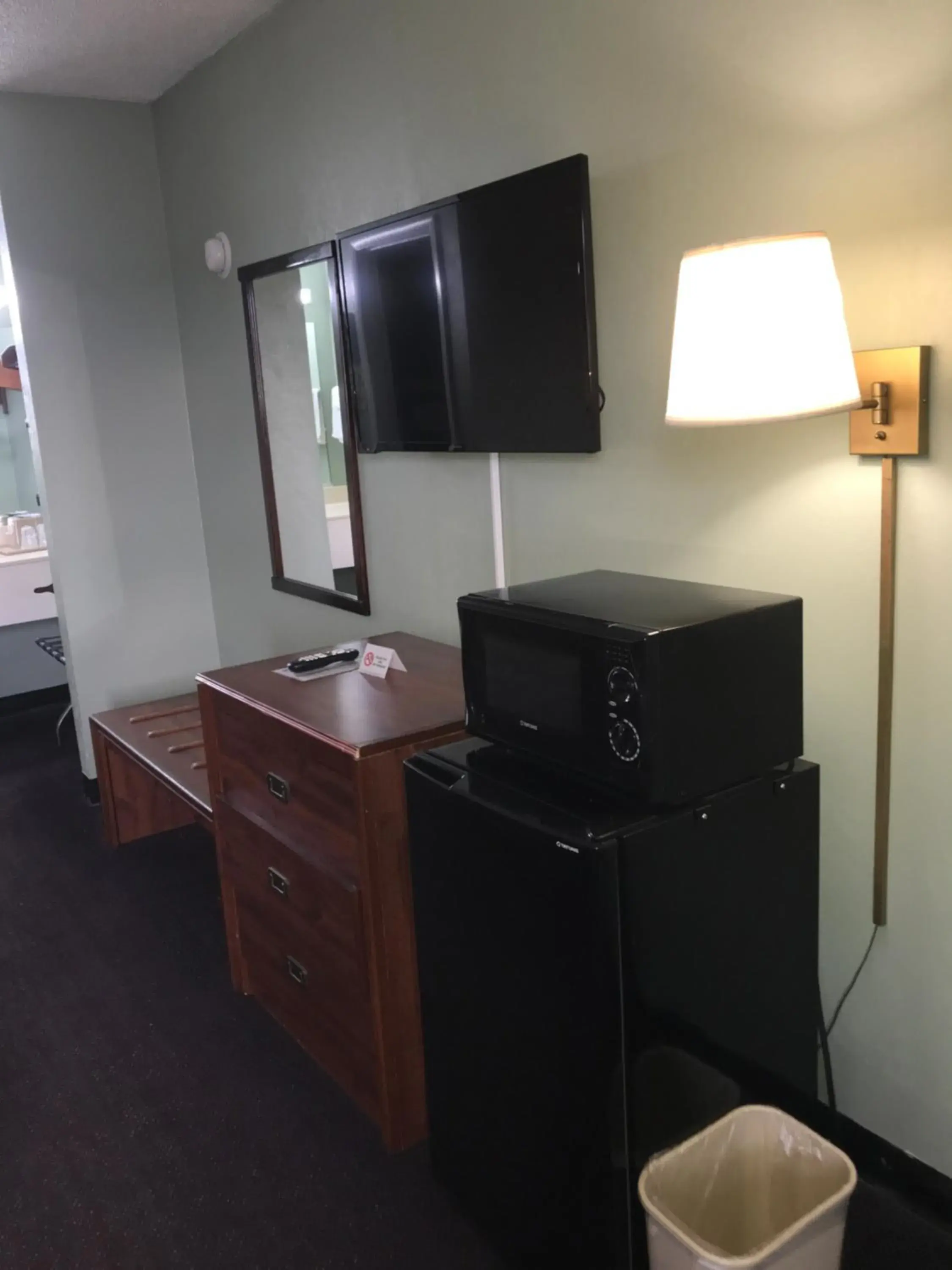 1 Queen Bed Non-Smoking in Americas Best Value Inn-Manchester 1 Queen Bed Non-Smoking in Americas Best Value Inn-Manchester