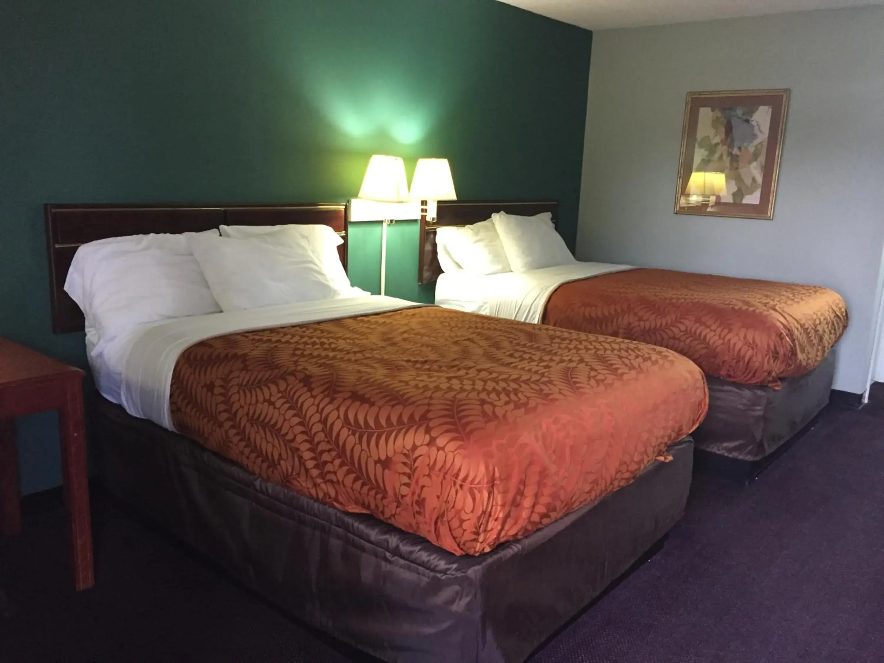 2 Double Beds Smoking in Americas Best Value Inn-Manchester 2 Double Beds Smoking in Americas Best Value Inn-Manchester