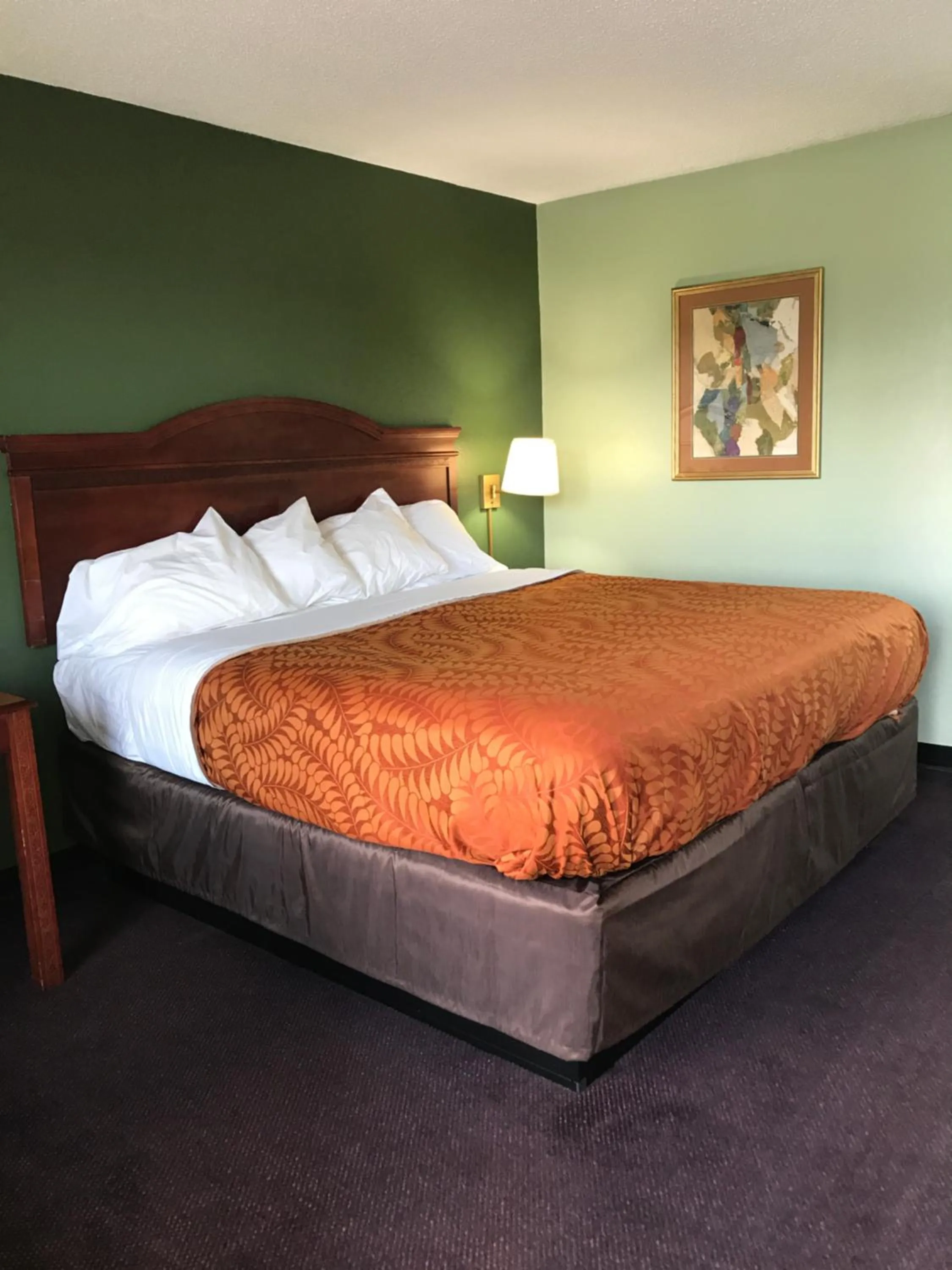 Bed in Americas Best Value Inn-Manchester