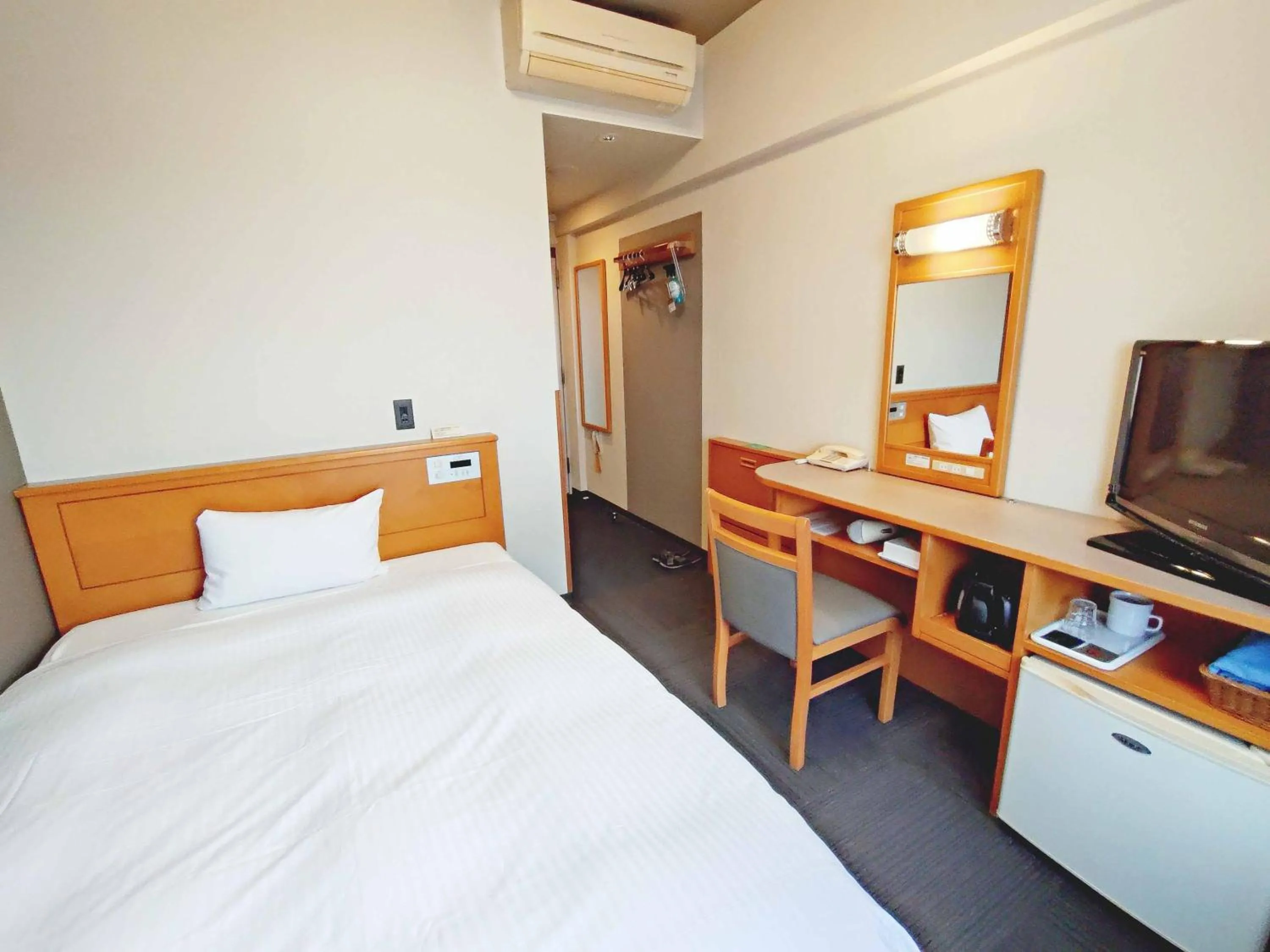 Photo of the whole room, Bed in Hotel Route-Inn Toyokawa Inter