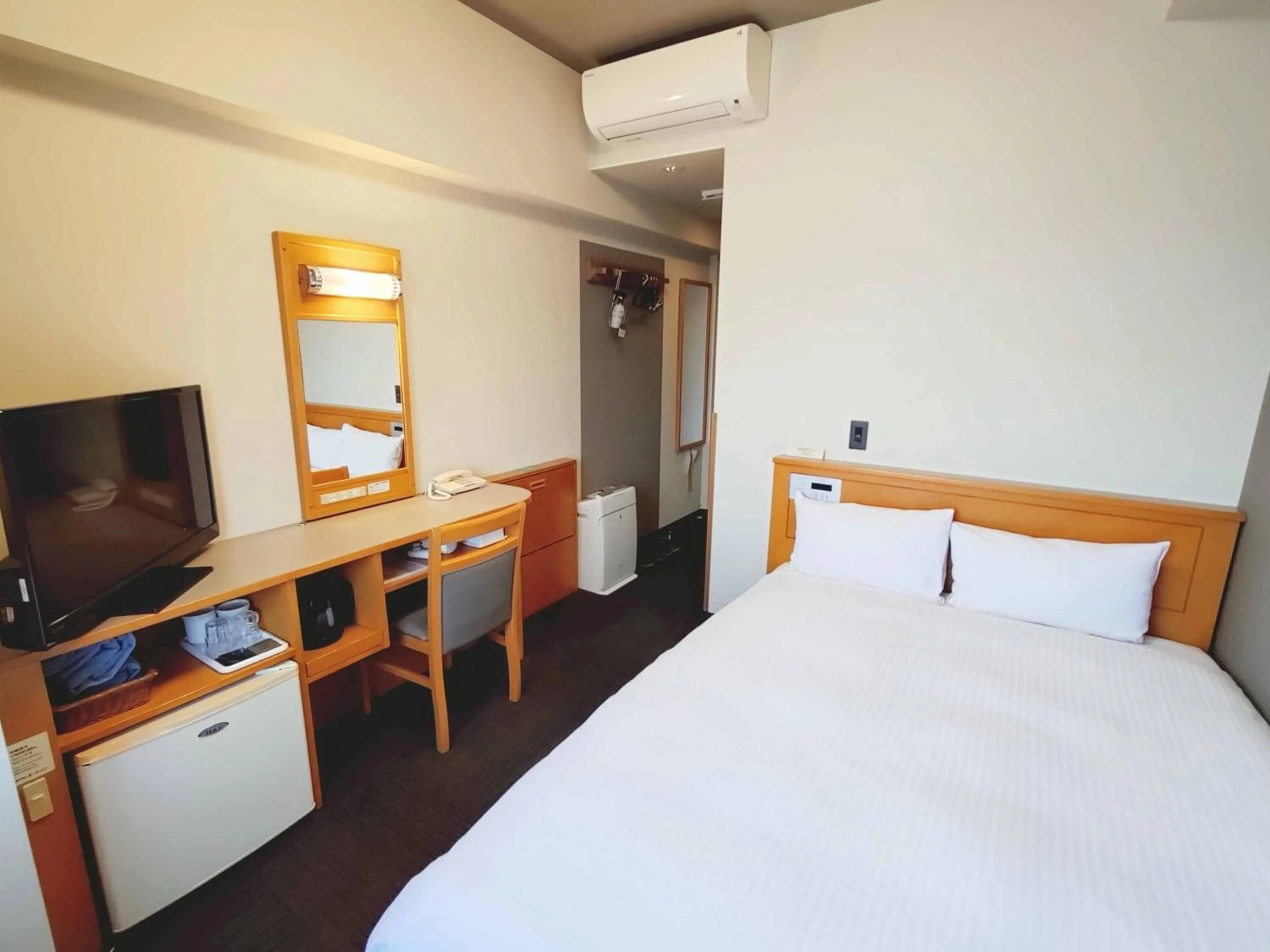 Photo of the whole room, Bed in Hotel Route-Inn Toyokawa Inter