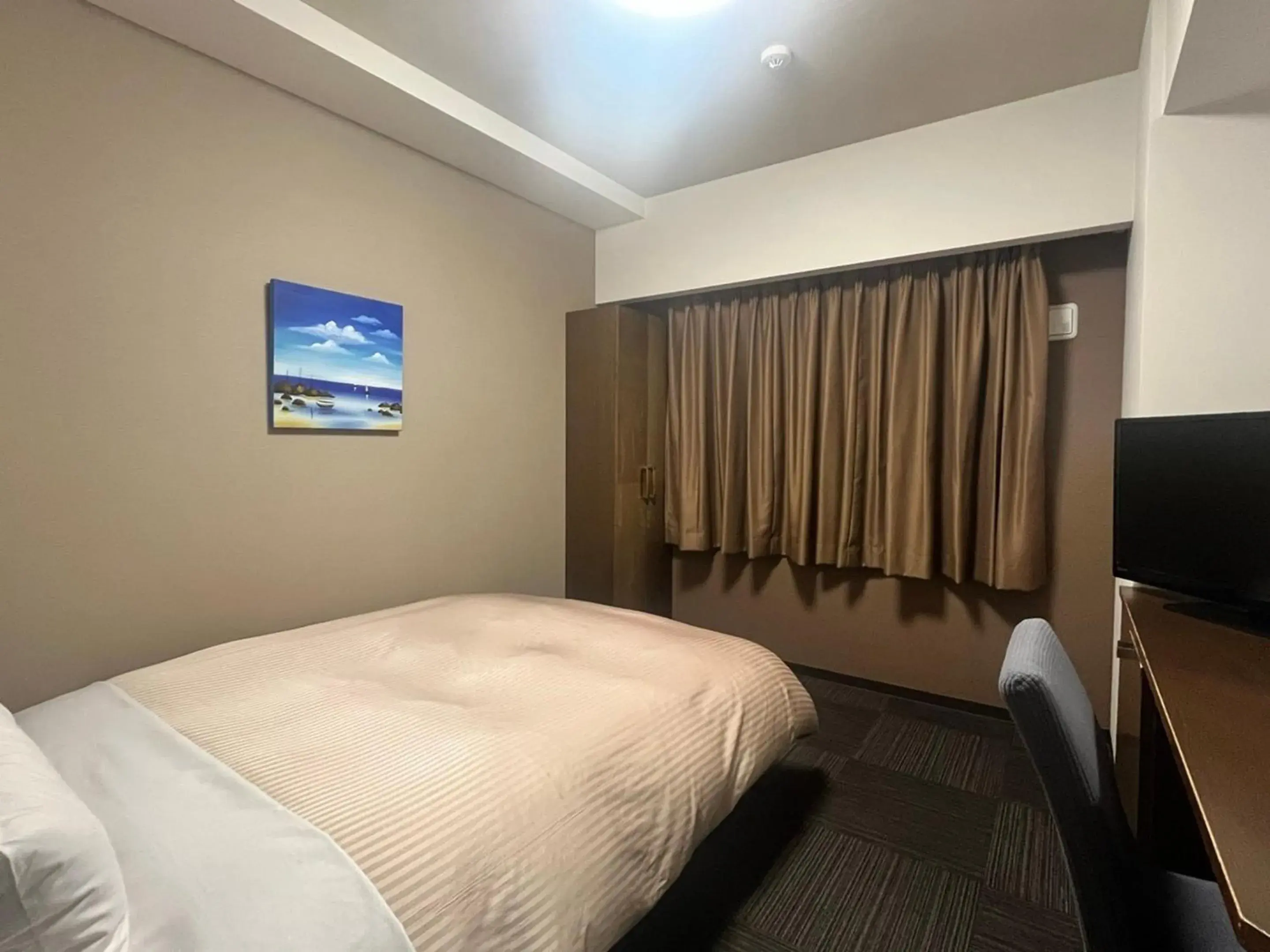 Photo of the whole room, Bed in Hotel Route-Inn Handakamezaki Photo of the whole room, Bed in Hotel Route-Inn Handakamezaki