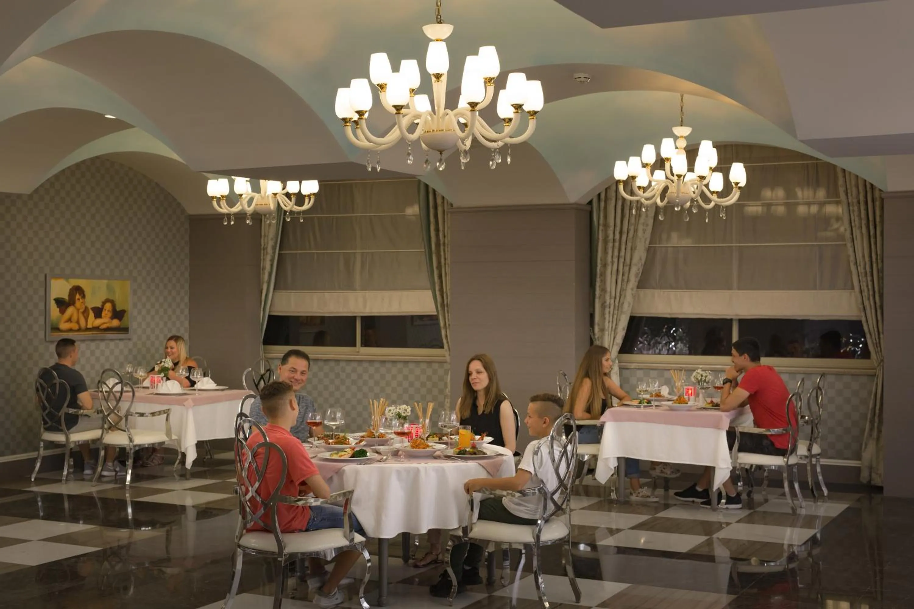 Restaurant/places to eat in Royal Alhambra Palace