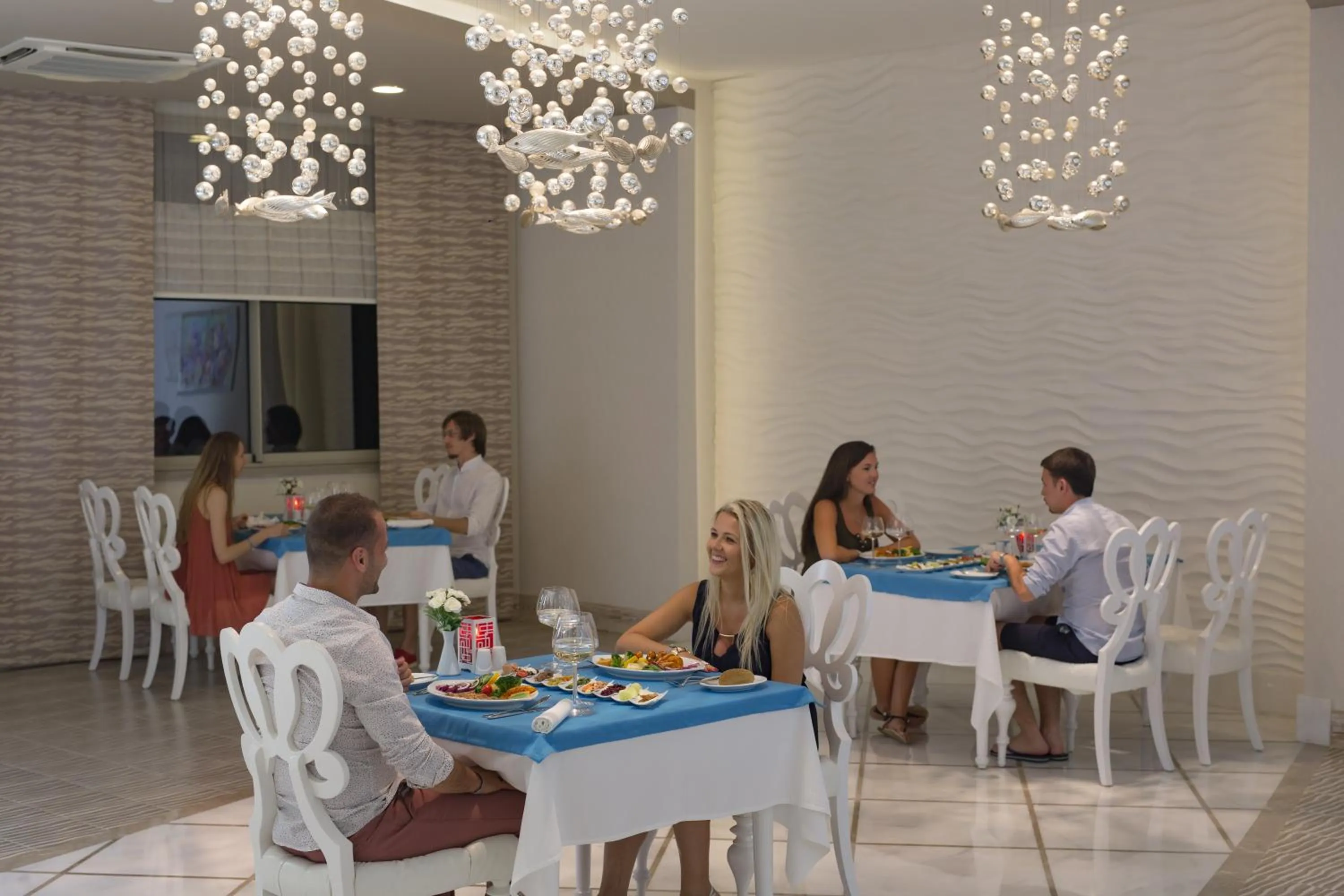 Restaurant/places to eat in Royal Alhambra Palace