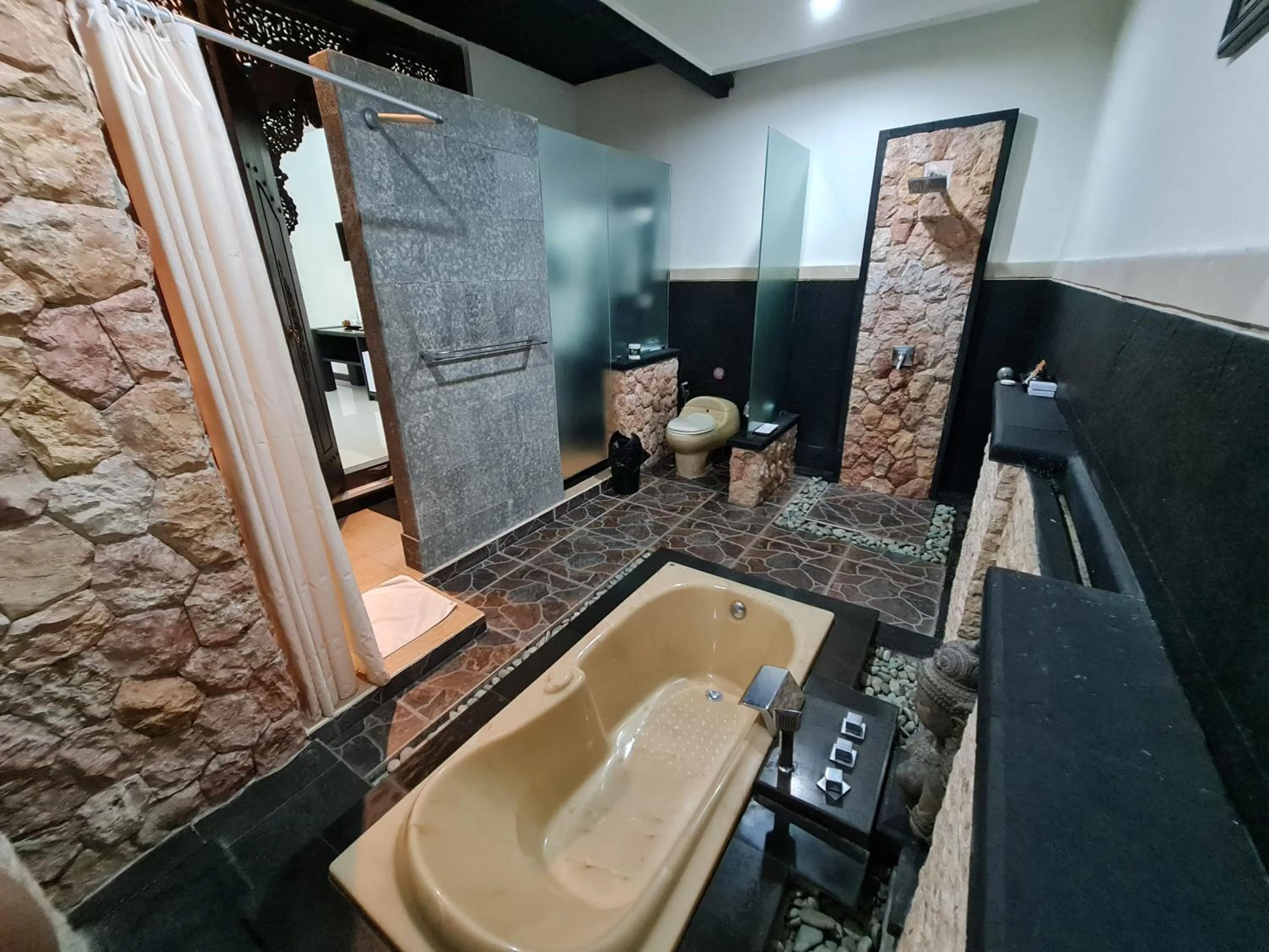 Toilet in Satriya Cottages