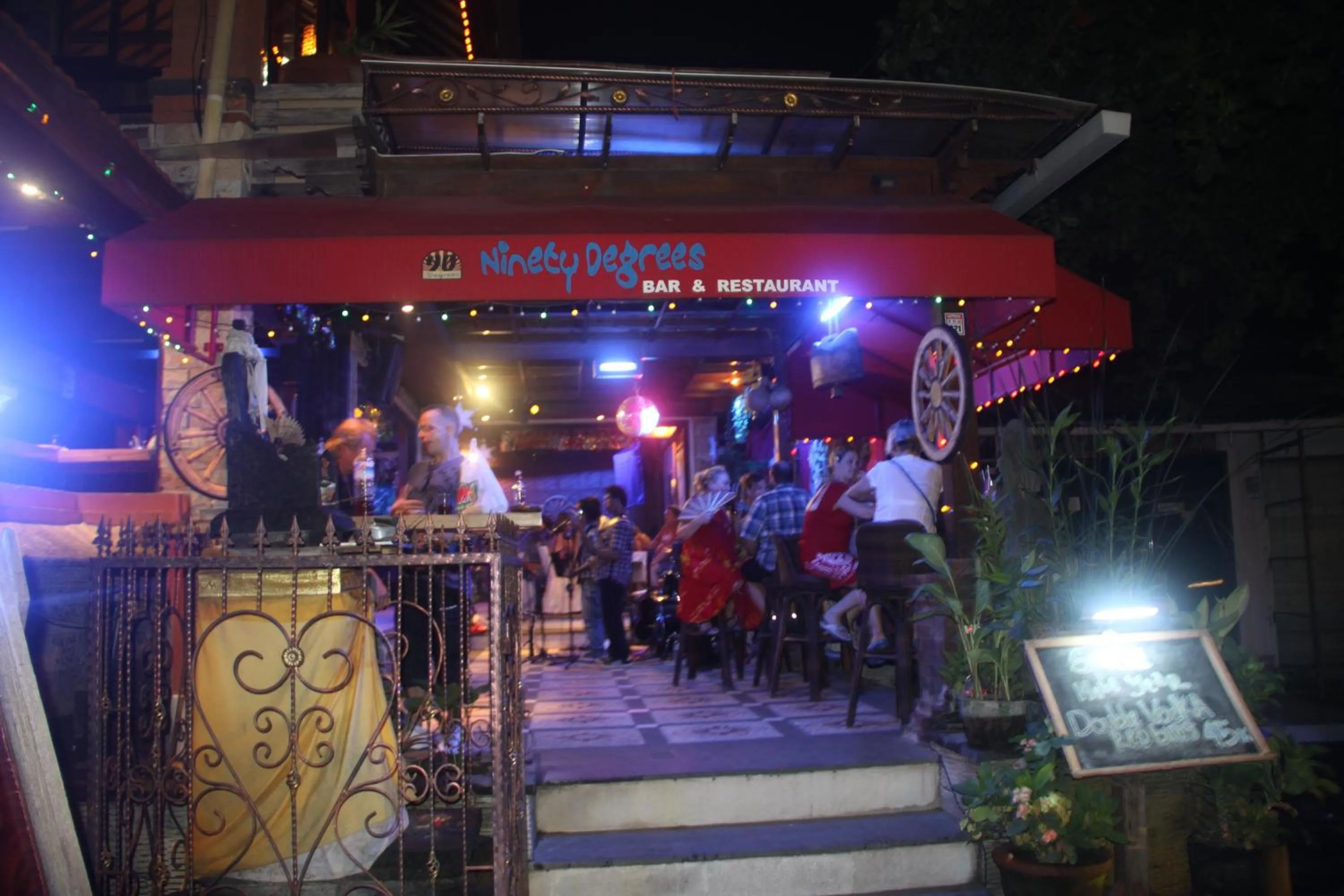 Restaurant/places to eat in Satriya Cottages