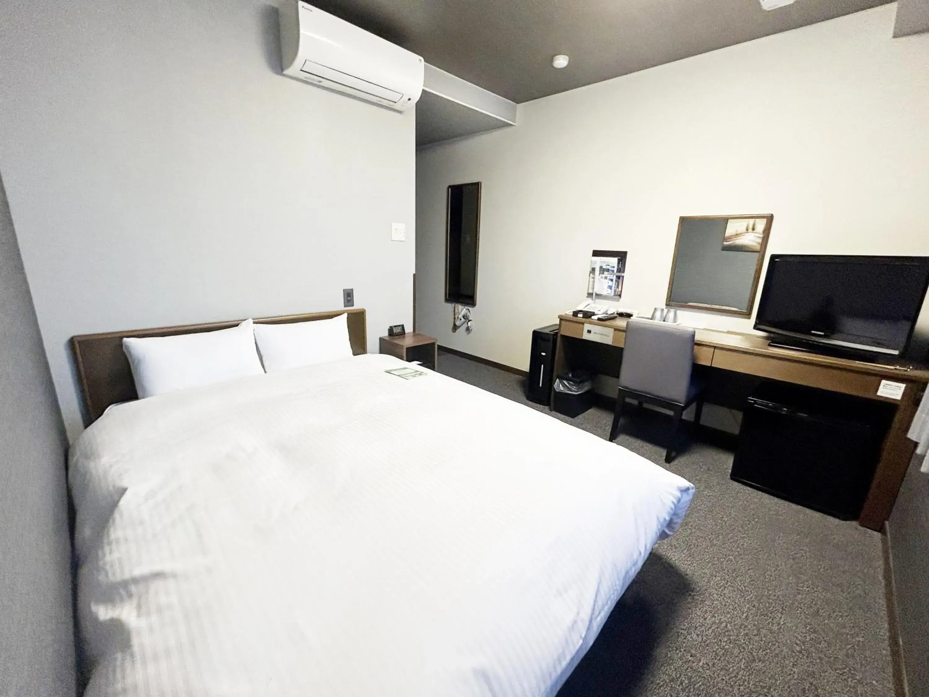 Photo of the whole room, Bed in Hotel Route-Inn Minokamo Photo of the whole room, Bed in Hotel Route-Inn Minokamo