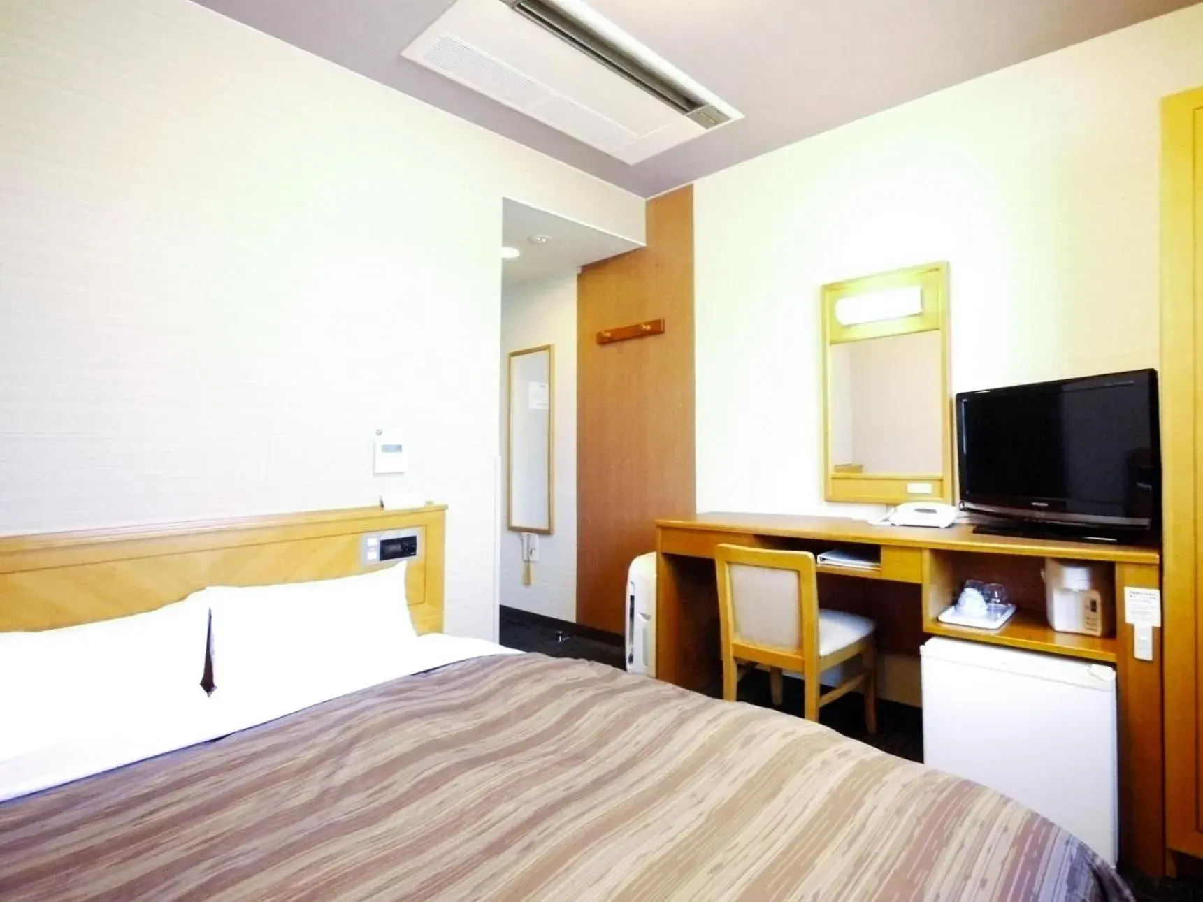 Photo of the whole room, Bed in Hotel Route-Inn Tajimi Inter Photo of the whole room, Bed in Hotel Route-Inn Tajimi Inter