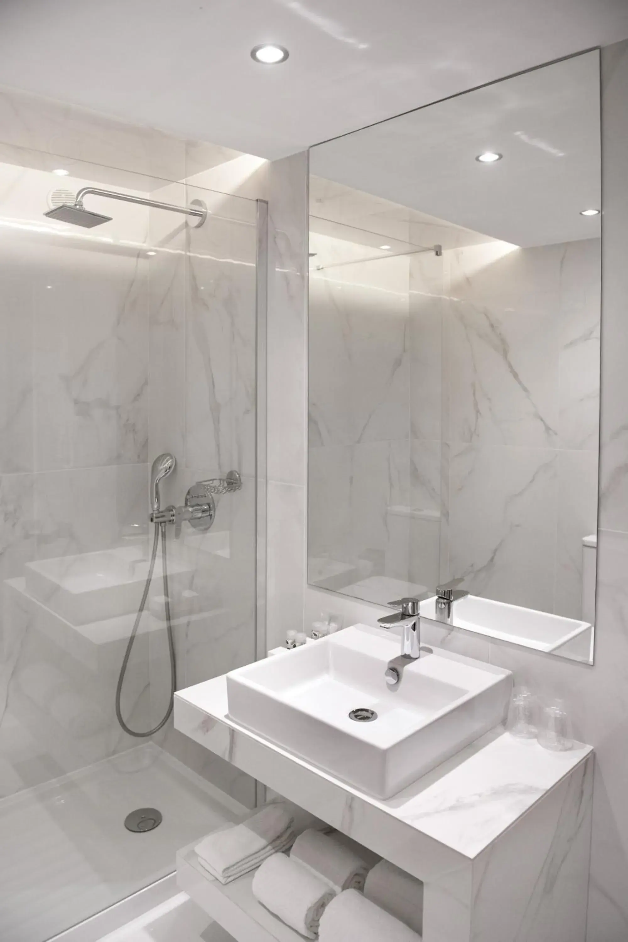 Bathroom in Hotel Cristal Vieira Praia & SPA Bathroom in Hotel Cristal Vieira Praia & SPA