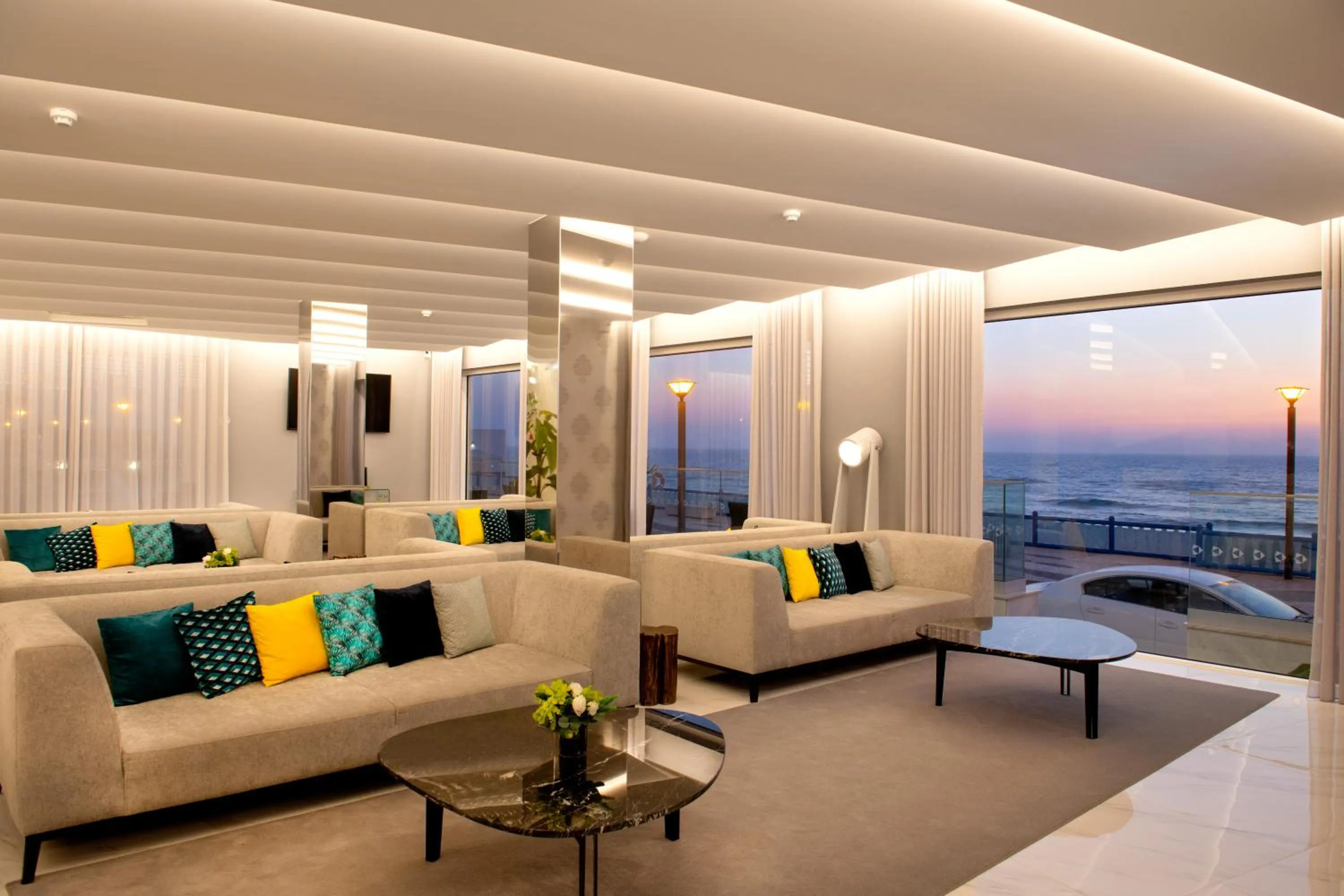 Communal lounge/ TV room in Hotel Cristal Vieira Praia & SPA