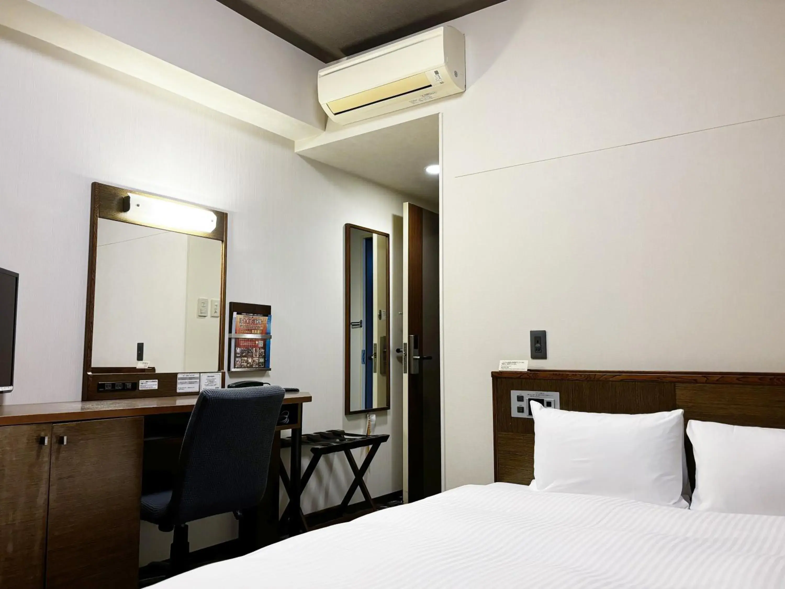 Double Room with Small Double Bed - Main Building - Smoking in Hotel Route-Inn Seki Double Room with Small Double Bed - Main Building - Smoking in Hotel Route-Inn Seki