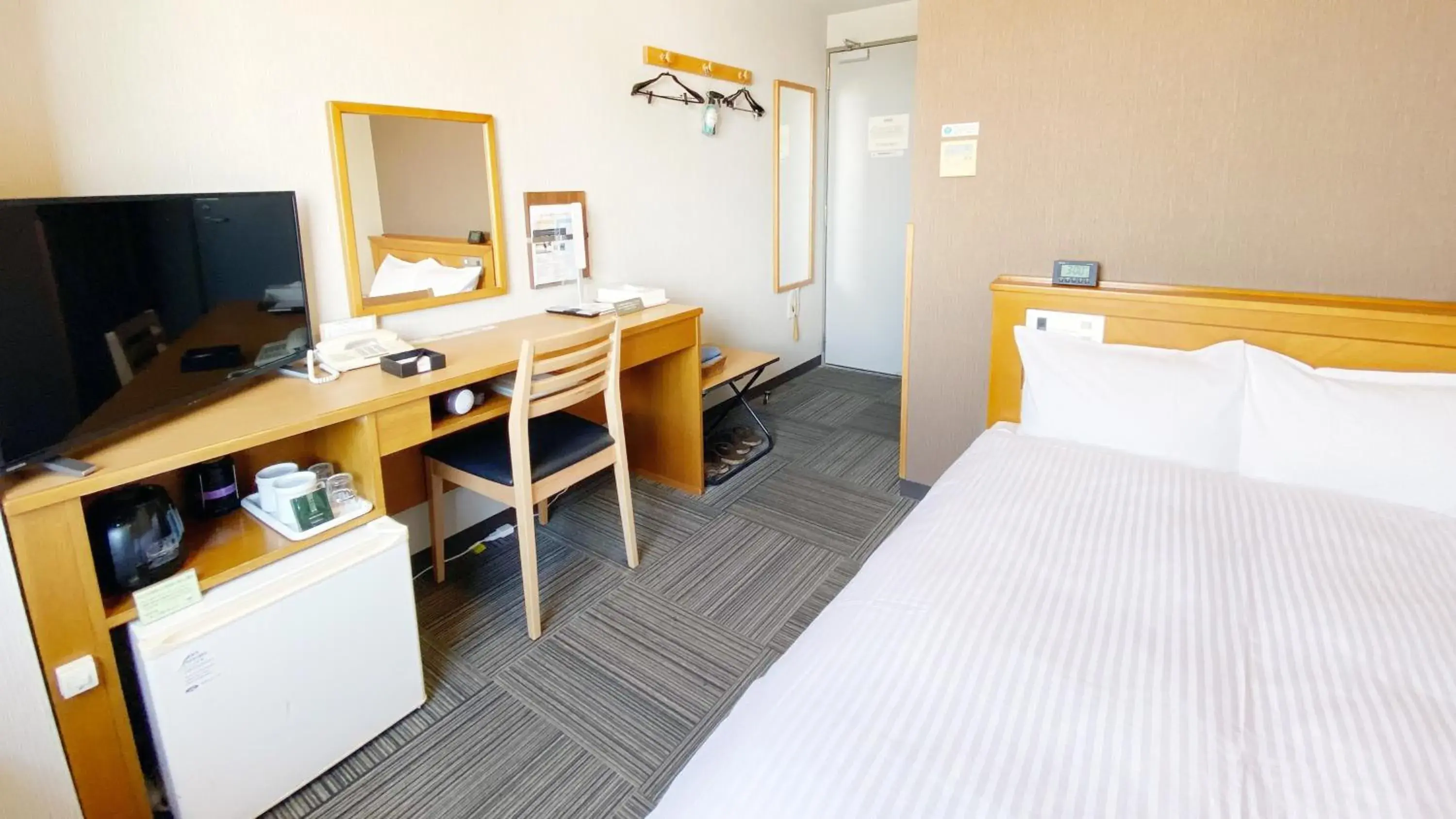 Semi Double Room - Smoking in Hotel Route-Inn Yokkaichi Semi Double Room - Smoking in Hotel Route-Inn Yokkaichi