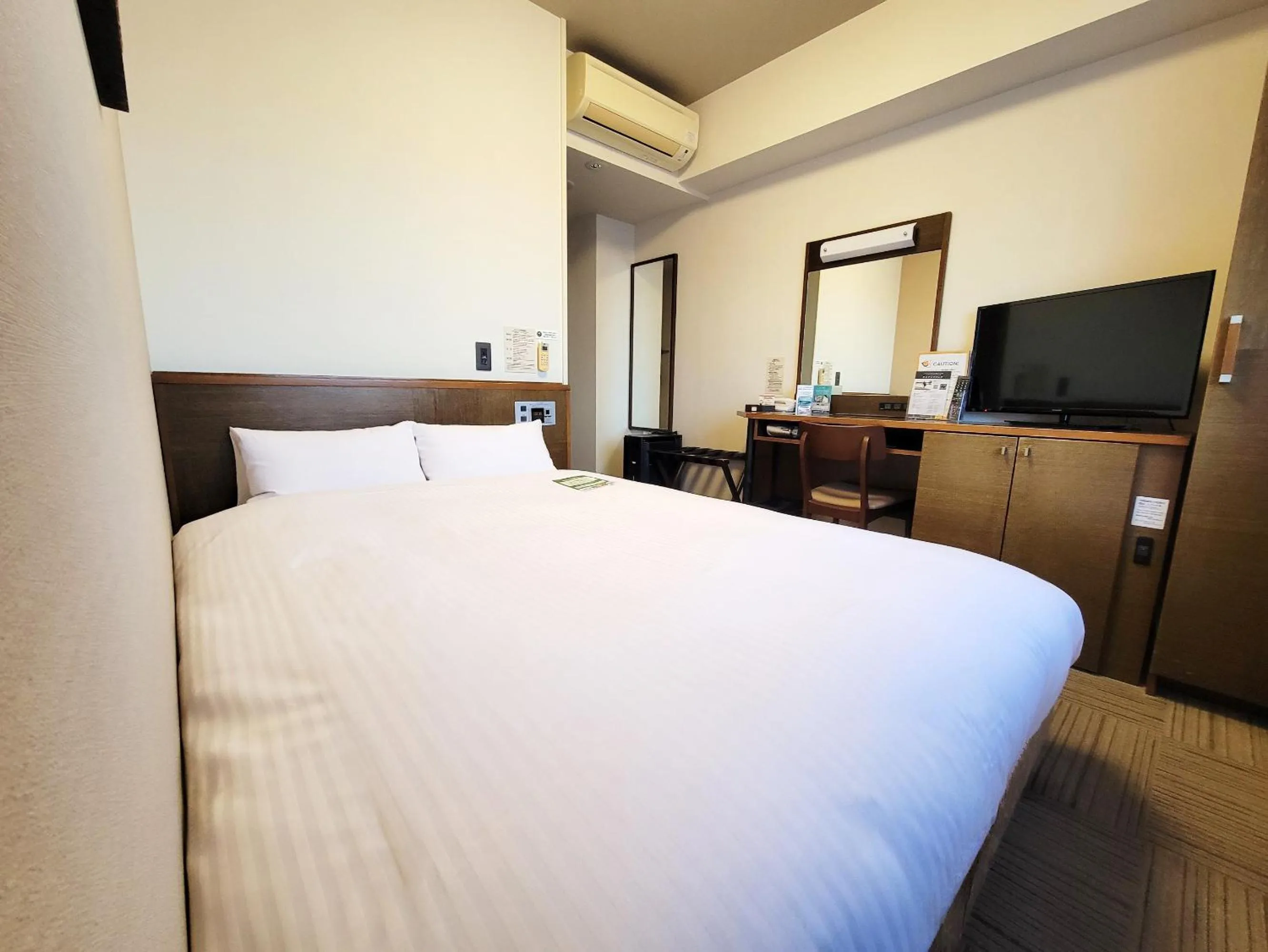 Photo of the whole room, Bed in Hotel Route-Inn Toyotajinnaka