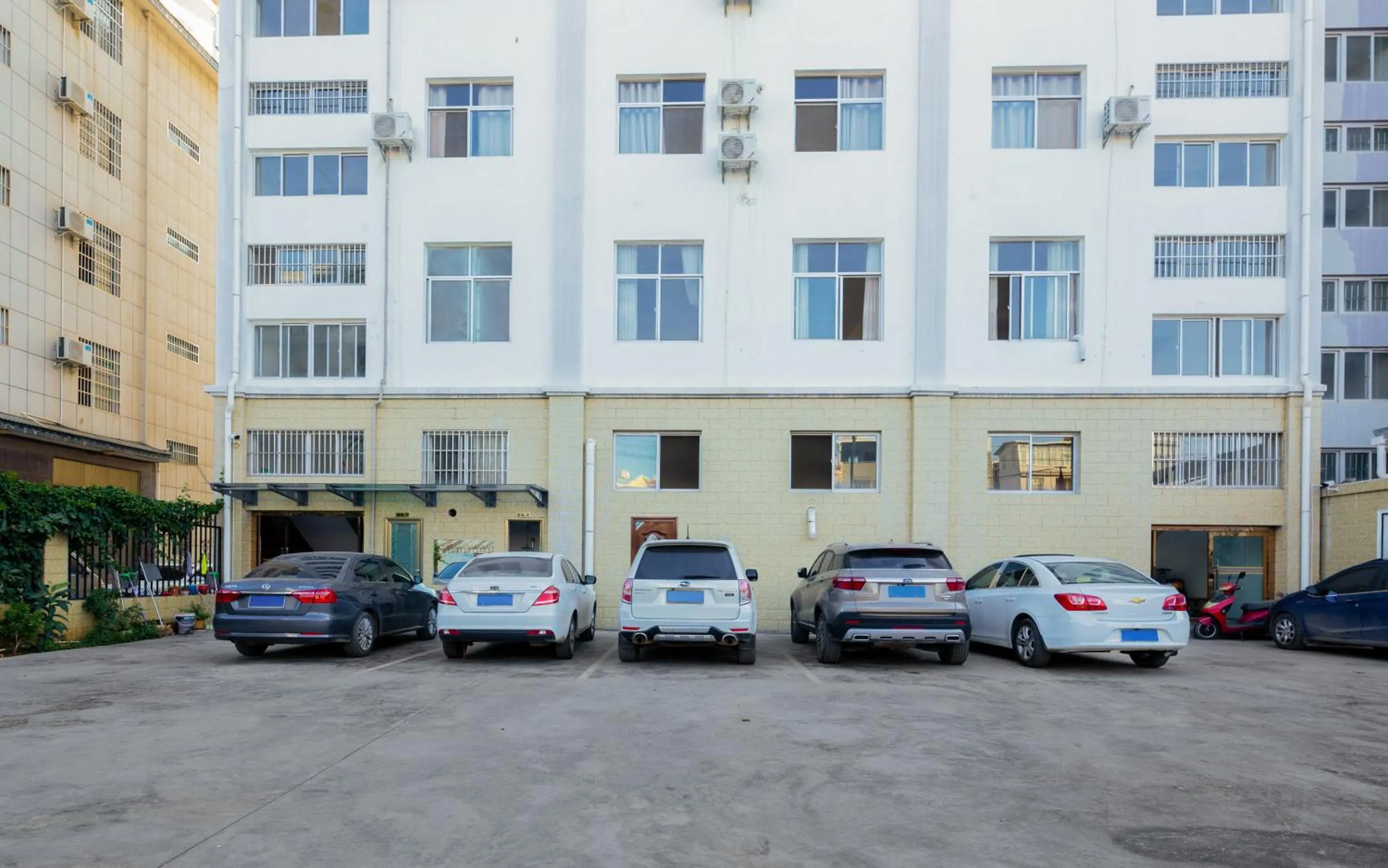 Parking in Binchuan Shuang Long Hotel