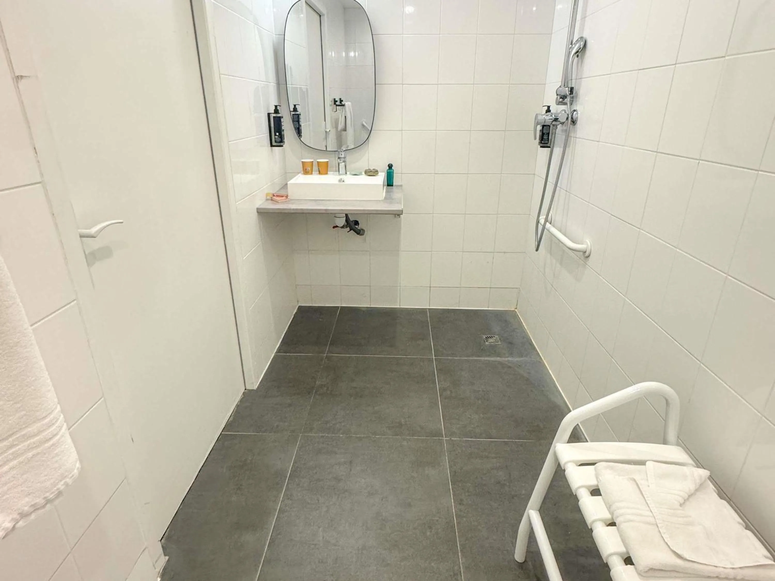 Bedroom in ibis Douai Centre