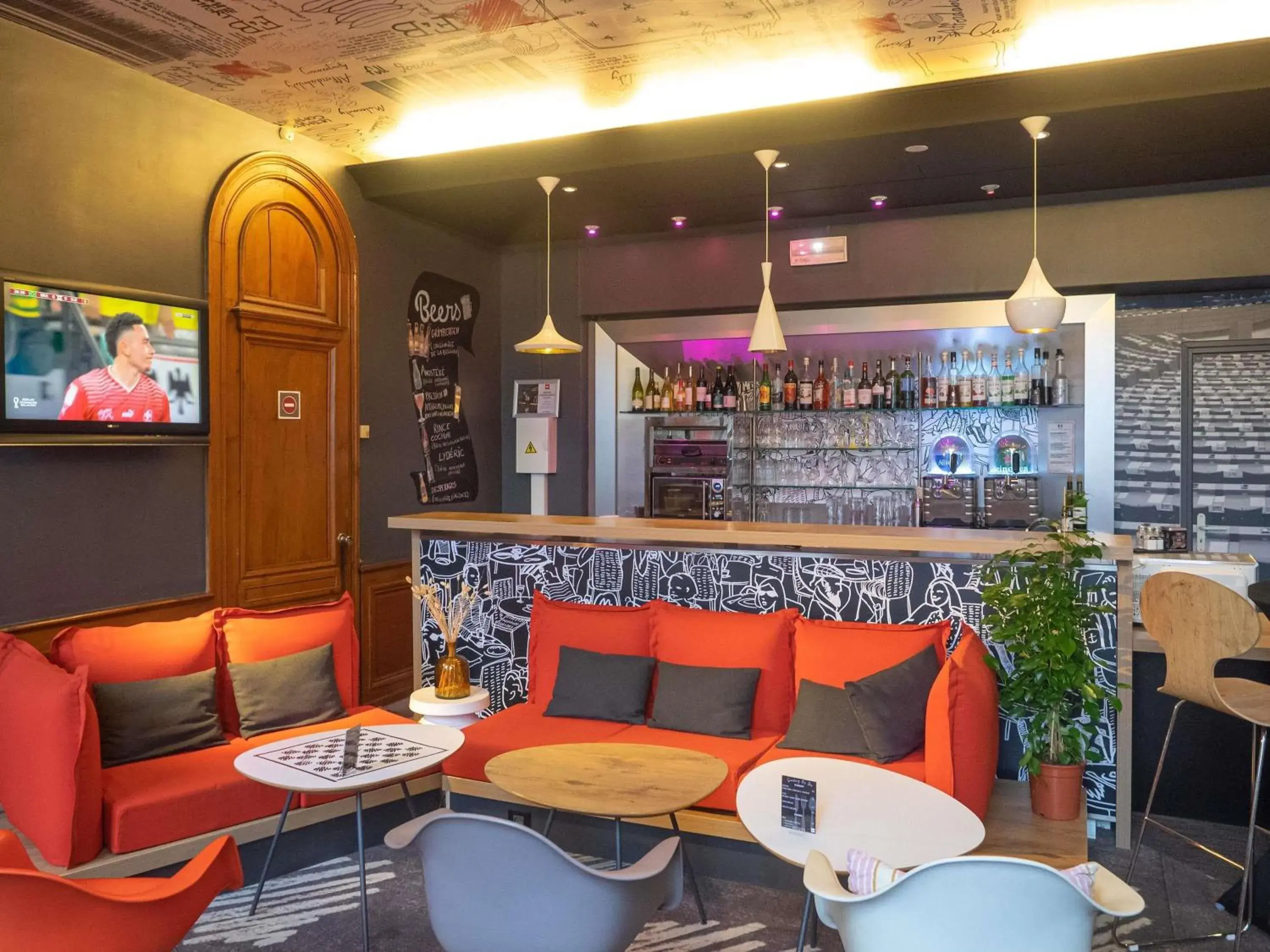 Lounge or bar in ibis Douai Centre Lounge or bar in ibis Douai Centre