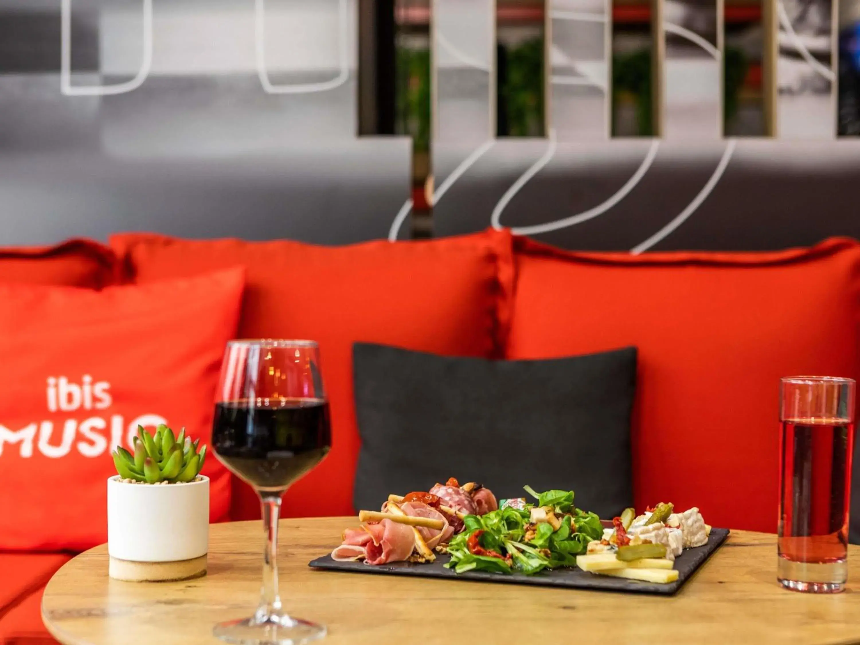 Lounge or bar in ibis Douai Centre Lounge or bar in ibis Douai Centre