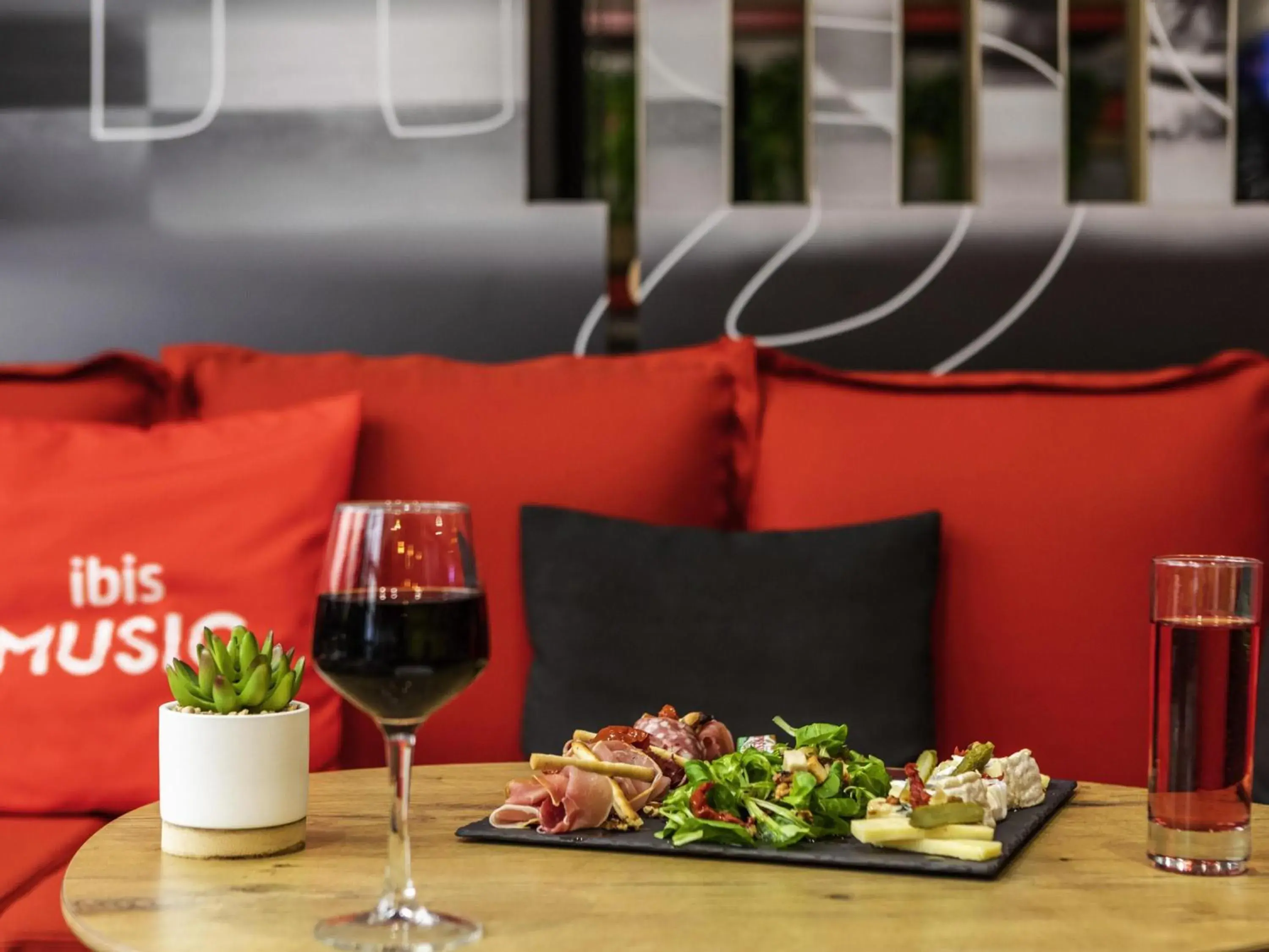 Lounge or bar in ibis Douai Centre Lounge or bar in ibis Douai Centre