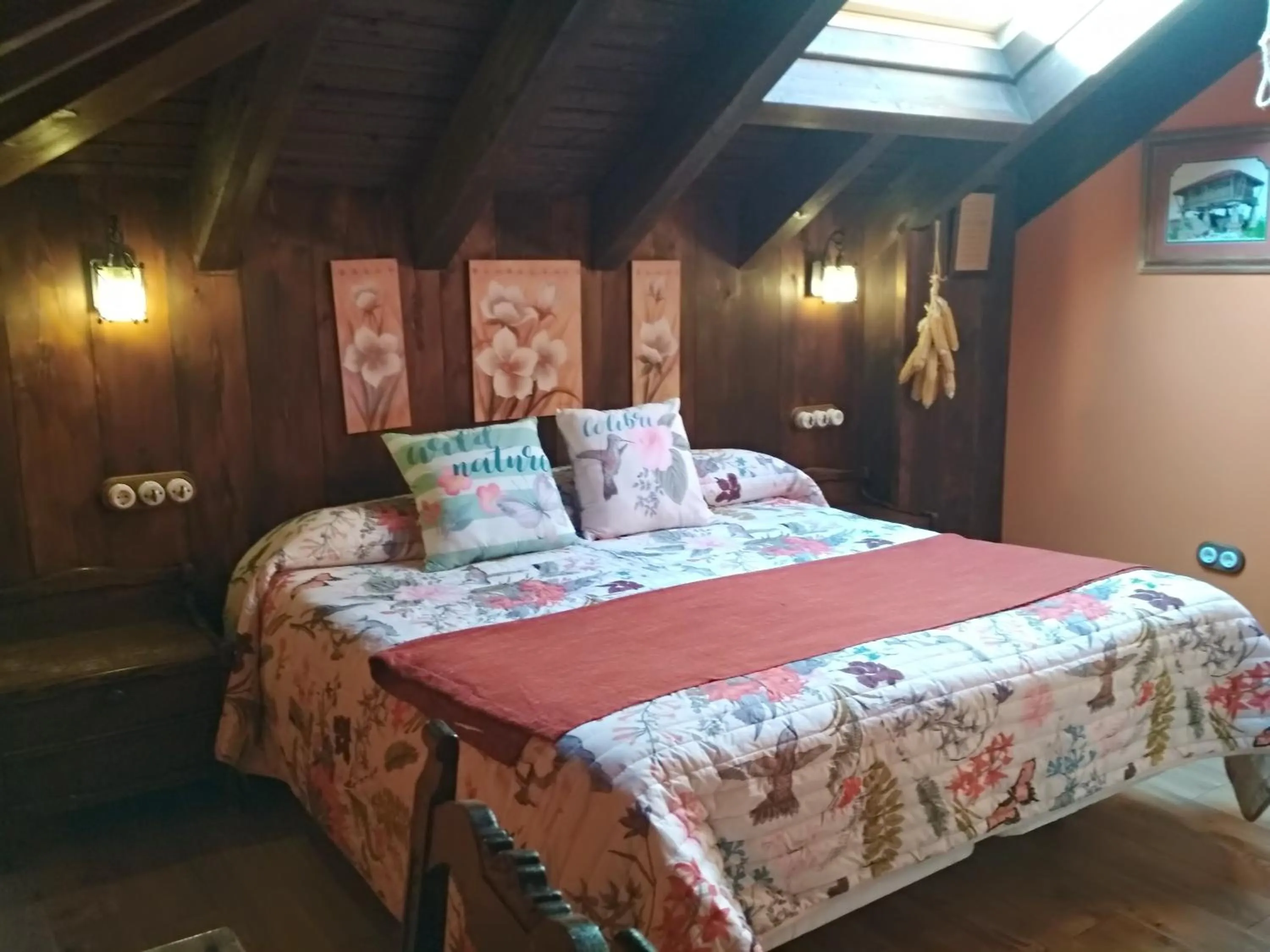 Photo of the whole room, Bed in El Conventu del Asturcon