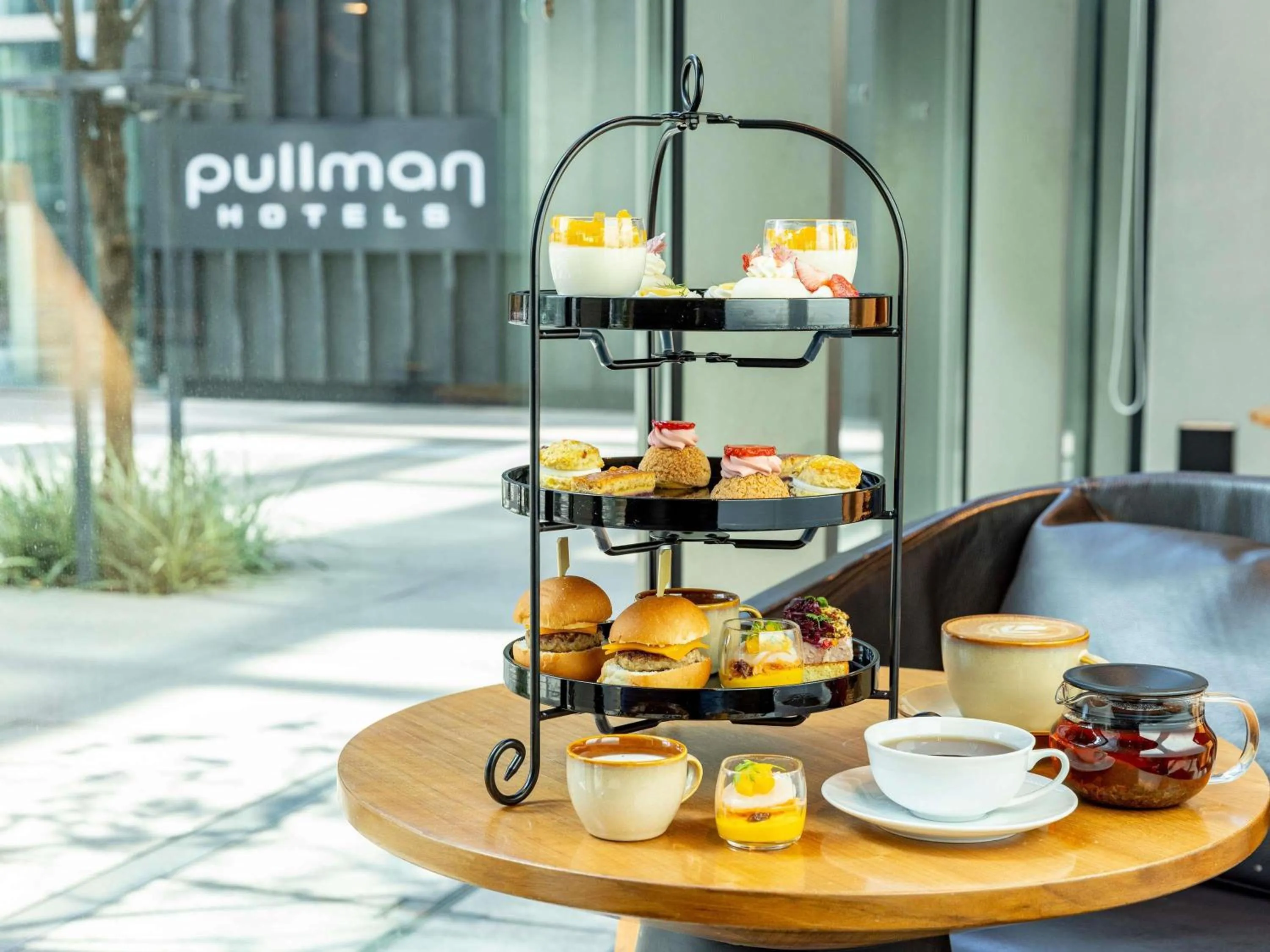 Lounge or bar in Pullman Tokyo Tamachi