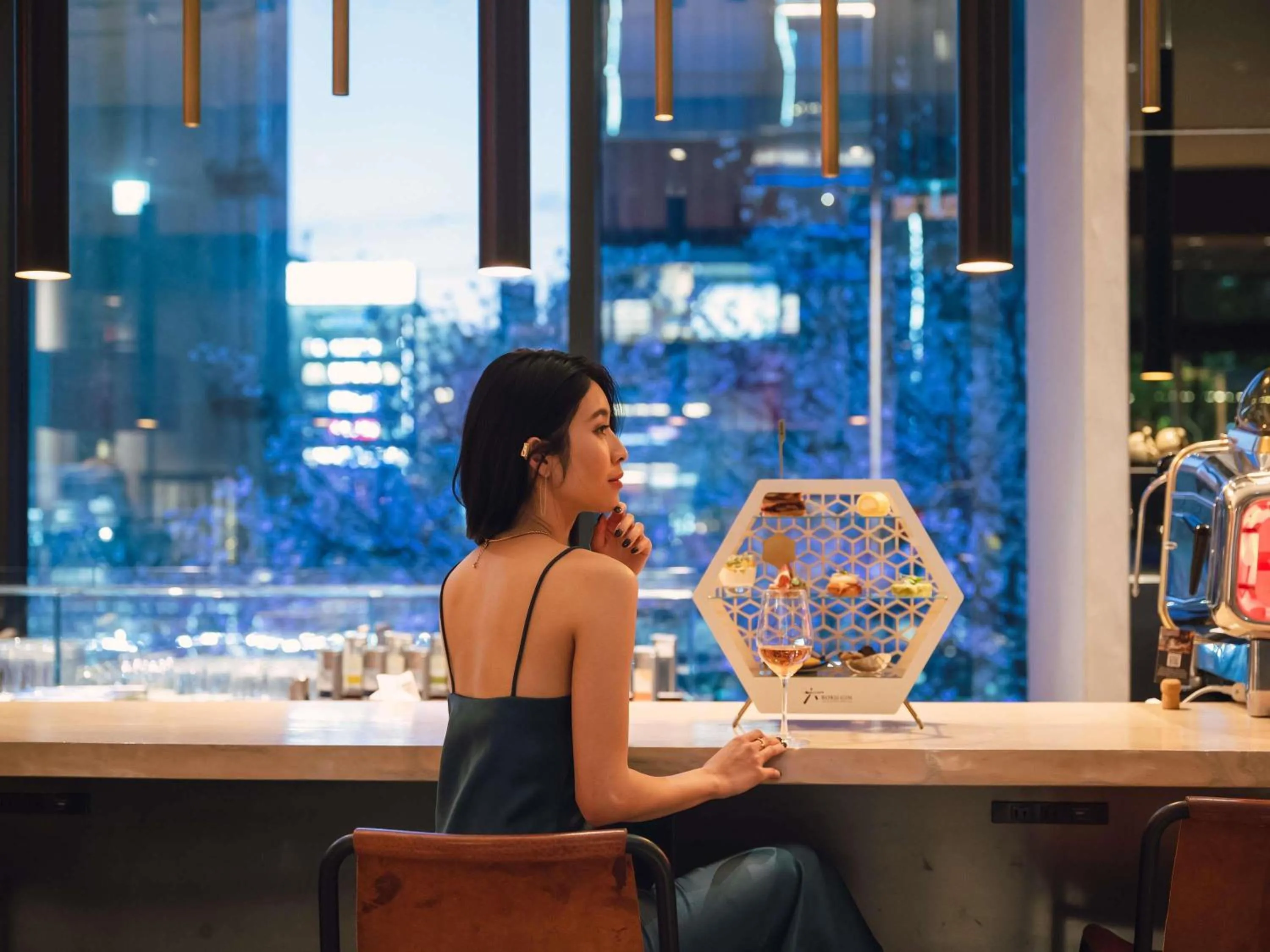 Lounge or bar in Pullman Tokyo Tamachi