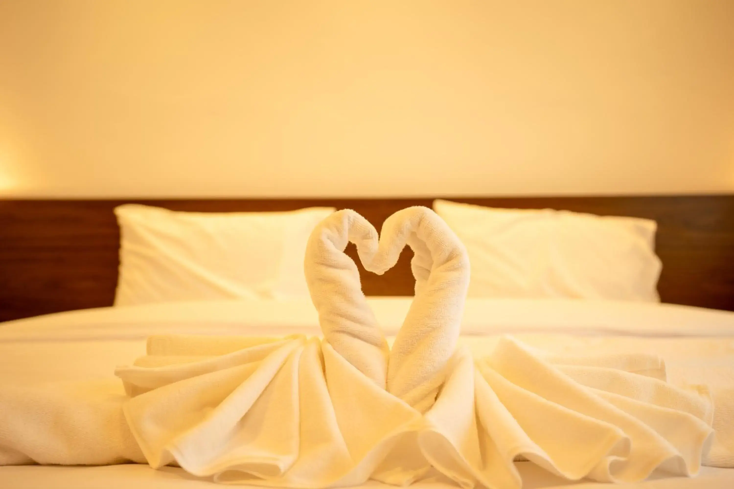 Shower, Bed in Intouch Riverside Hotel Shower, Bed in Intouch Riverside Hotel