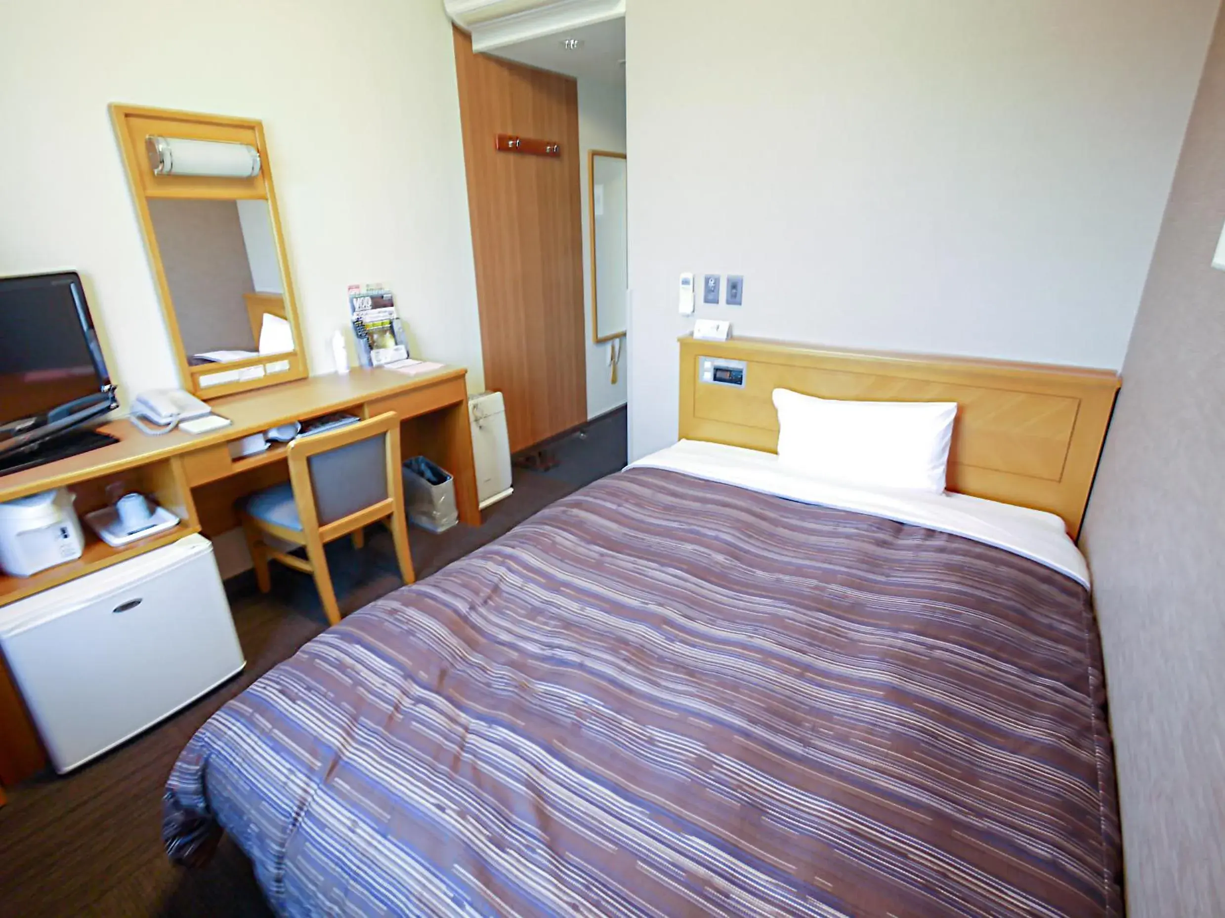 Bed in Hotel Route-Inn Tokoname Ekimae Bed in Hotel Route-Inn Tokoname Ekimae