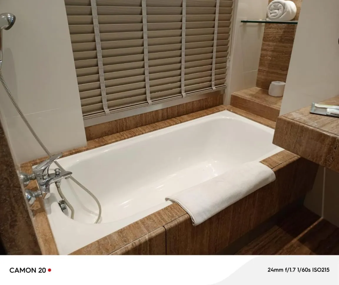 Bath in Mirage Hotel, Mumbai International Airport