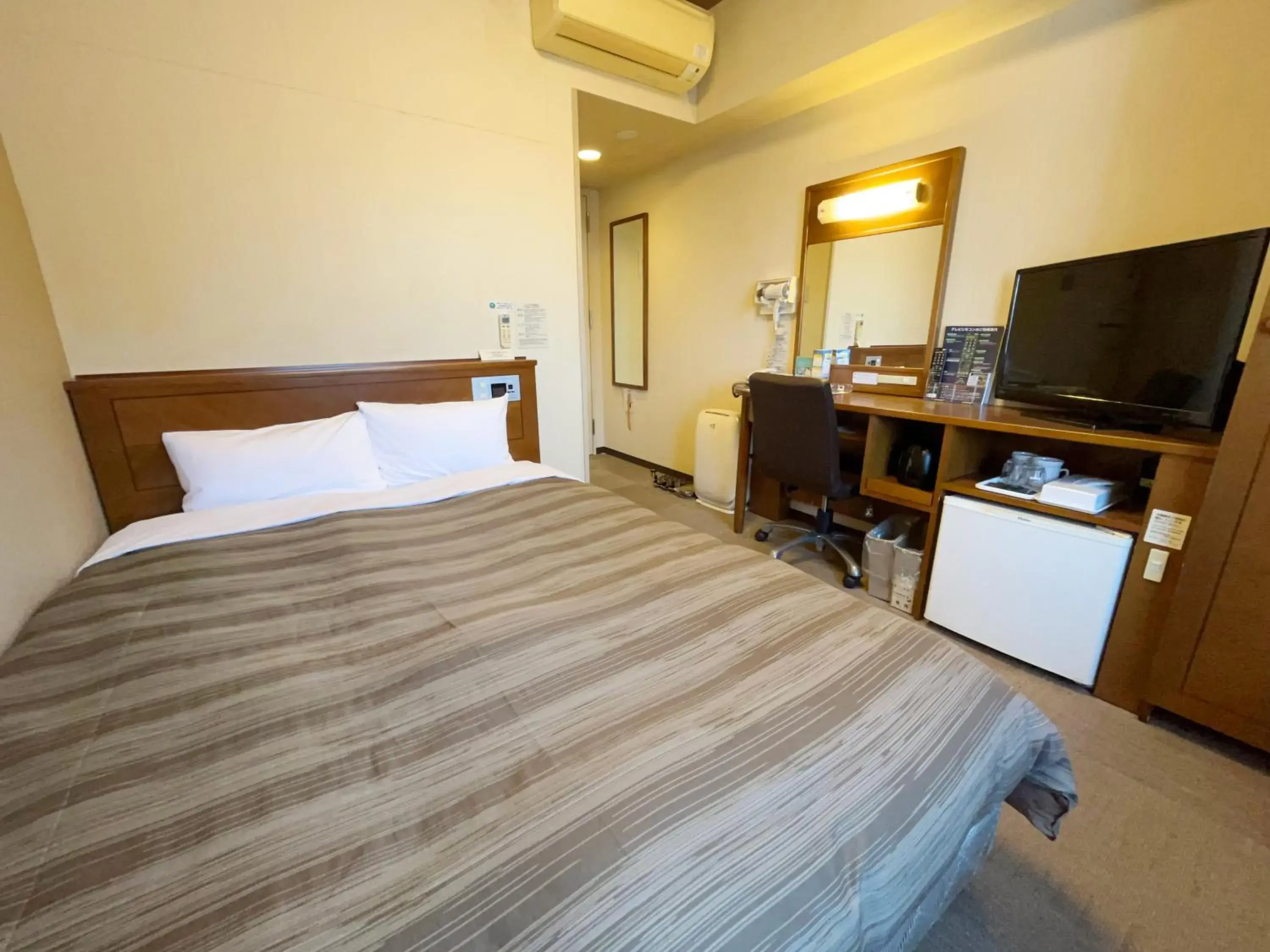 Double Room with Small Double Bed - Non-Smoking in Hotel Route-Inn Ichinomiya Ekimae Double Room with Small Double Bed - Non-Smoking in Hotel Route-Inn Ichinomiya Ekimae