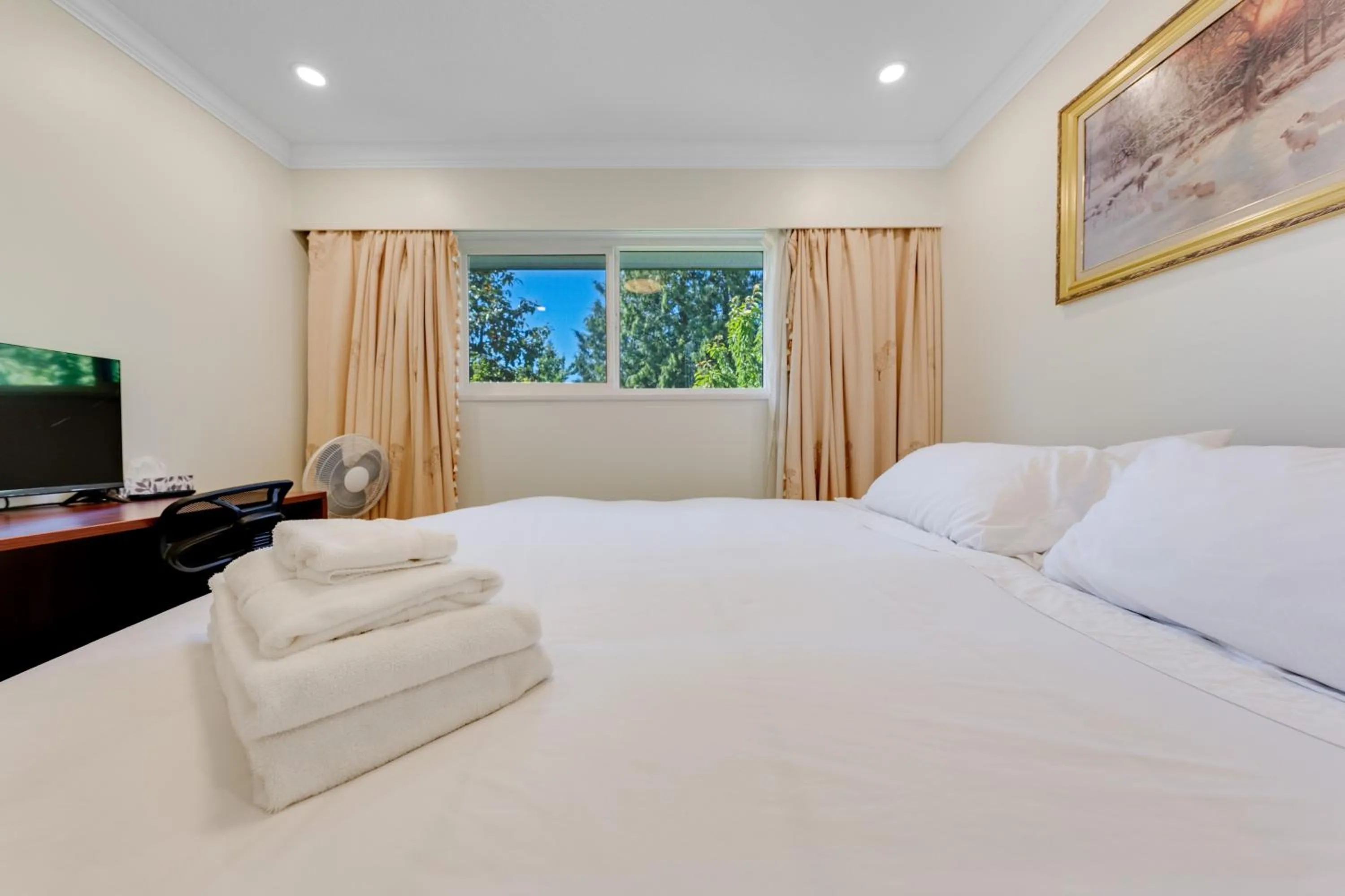 Bedroom, Bed in Quite House near the Vancouver Airport