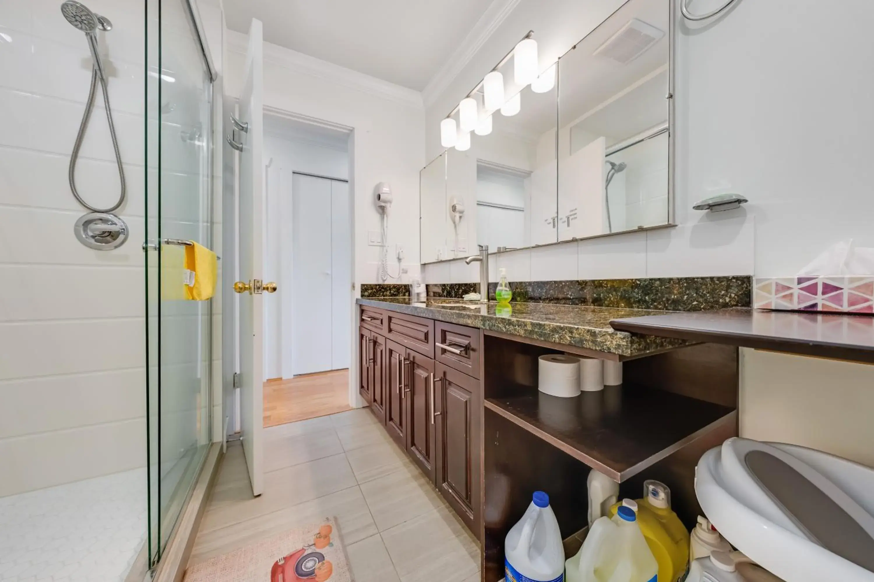 Family Suite in Quite House near the Vancouver Airport Family Suite in Quite House near the Vancouver Airport