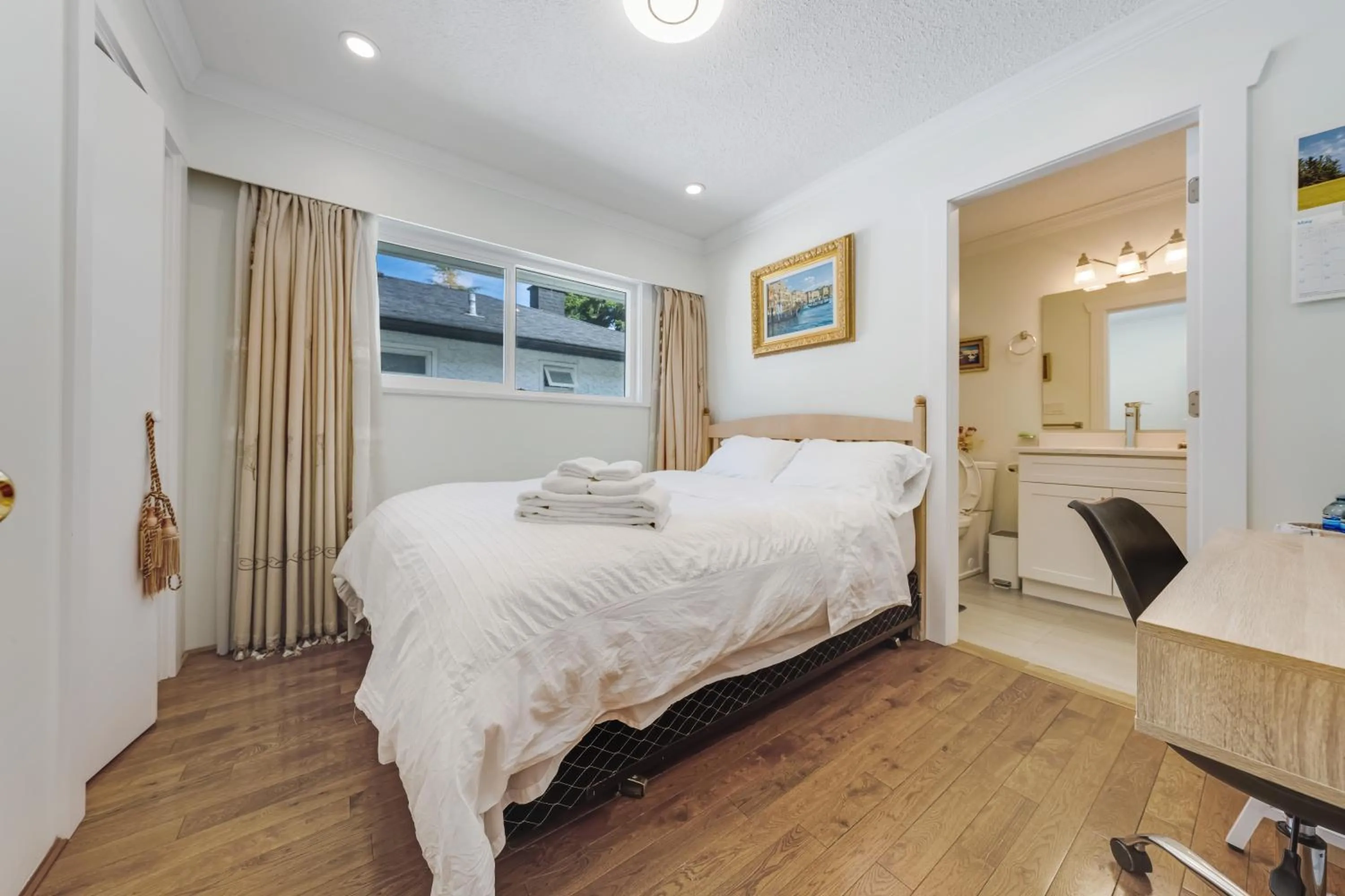 Bedroom, Bed in Quite House near the Vancouver Airport