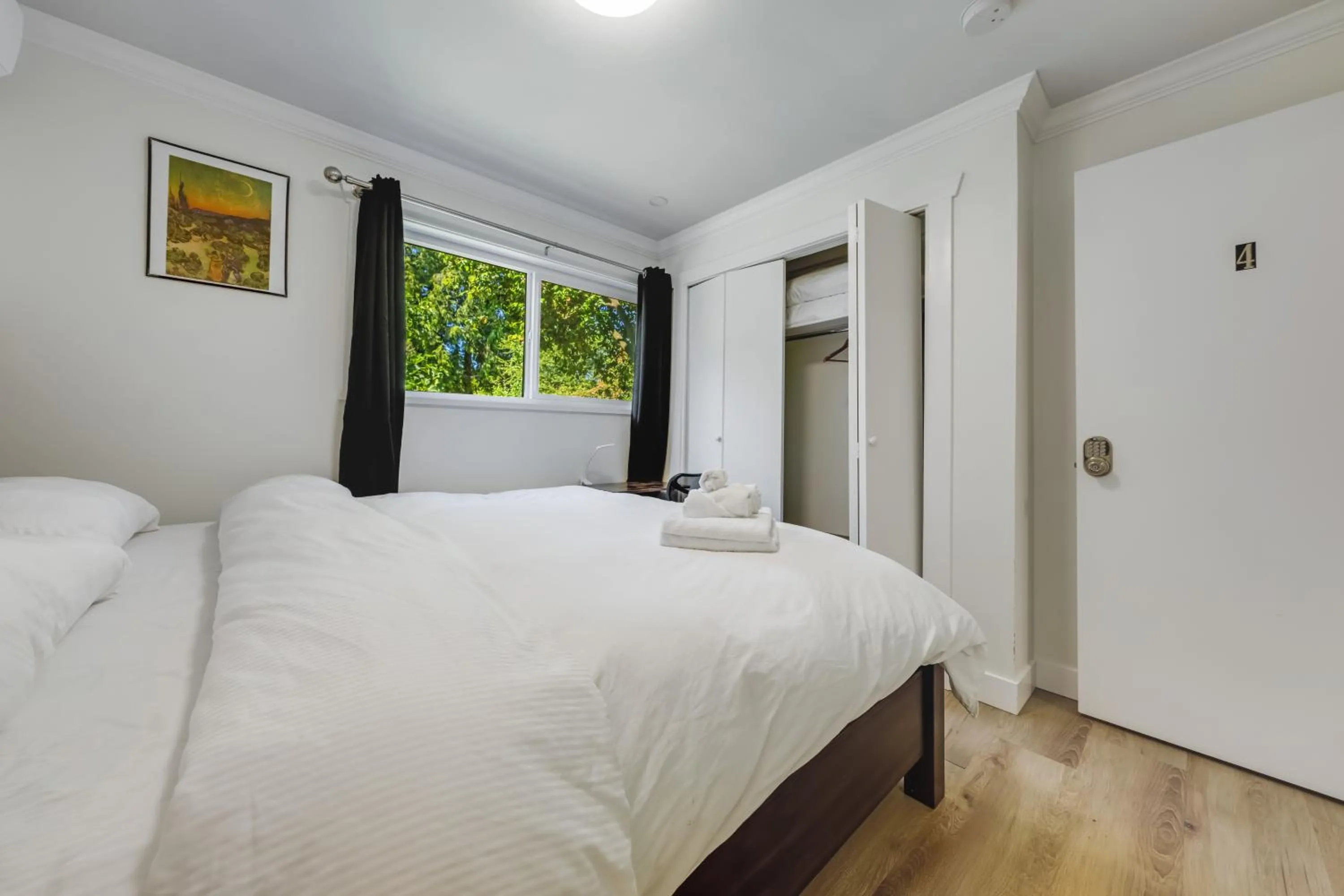 Bed in Quite House near the Vancouver Airport