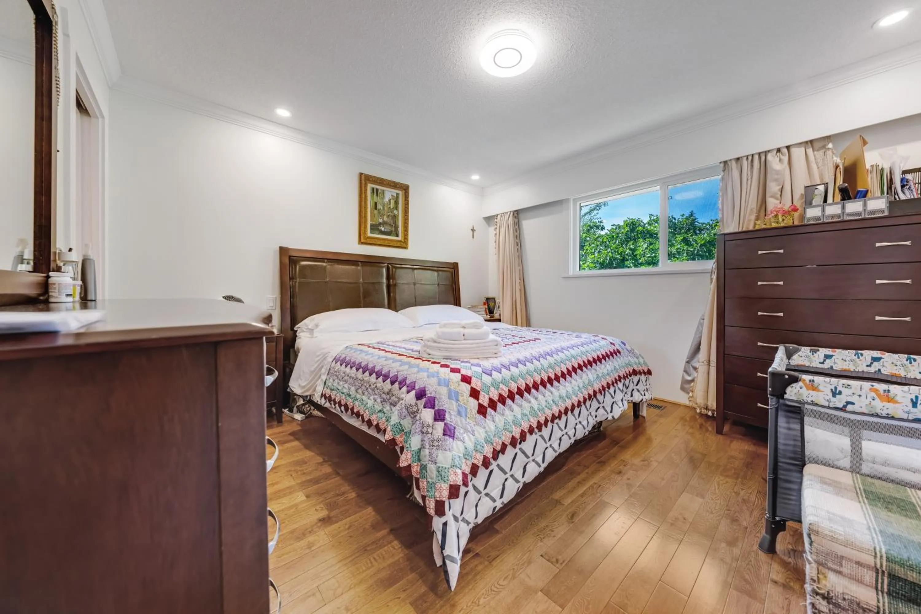 Bedroom, Bed in Quite House near the Vancouver Airport