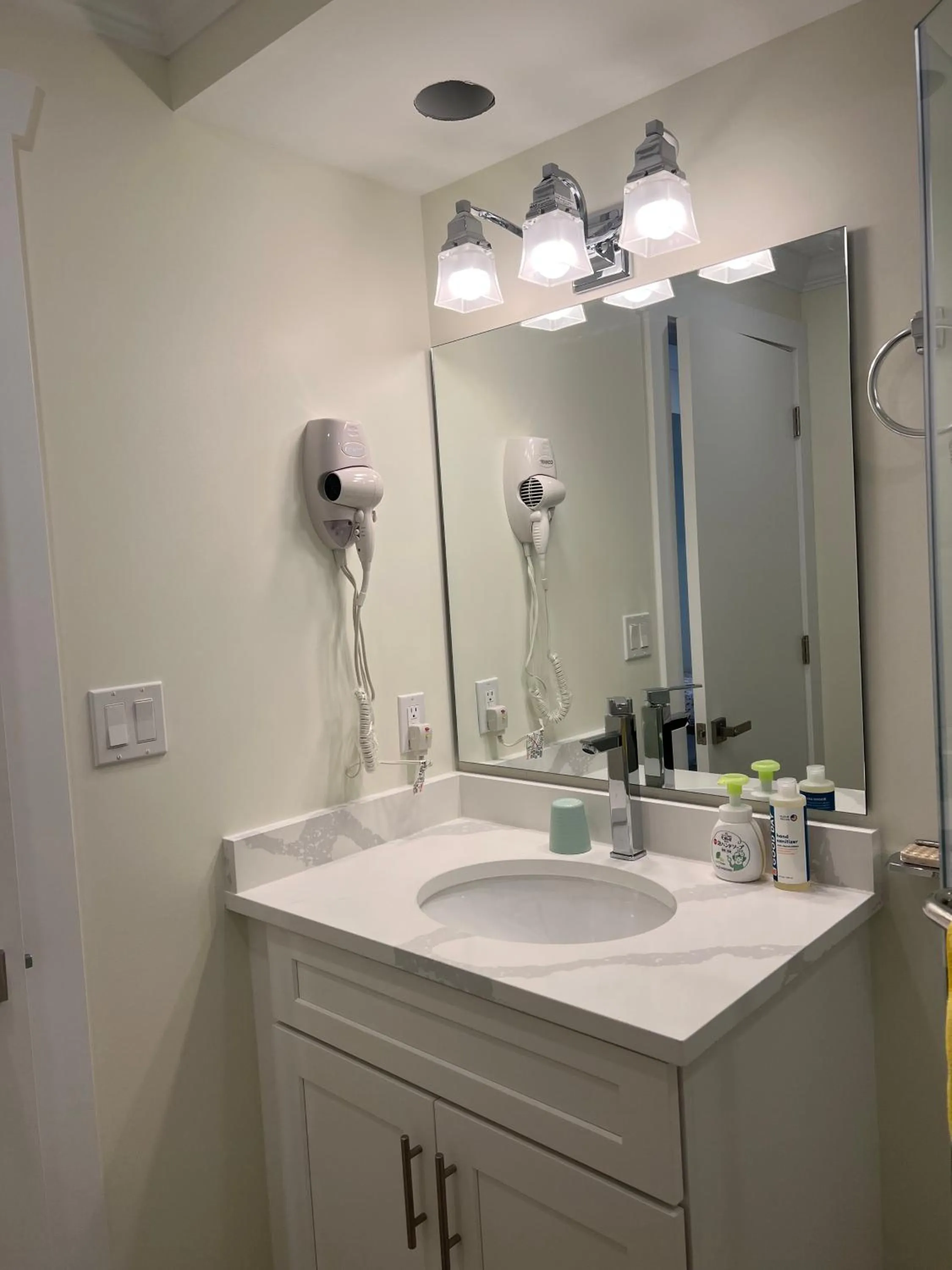 Bathroom in Quite House near the Vancouver Airport