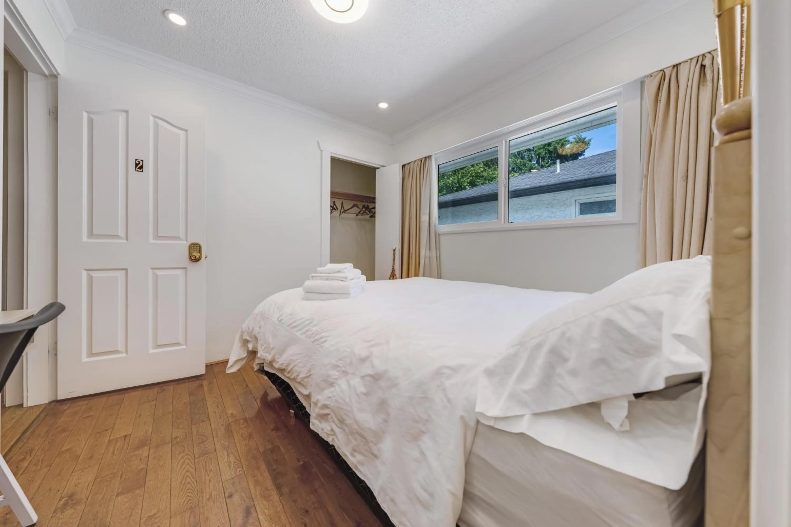 Bedroom, Bed in Quite House near the Vancouver Airport