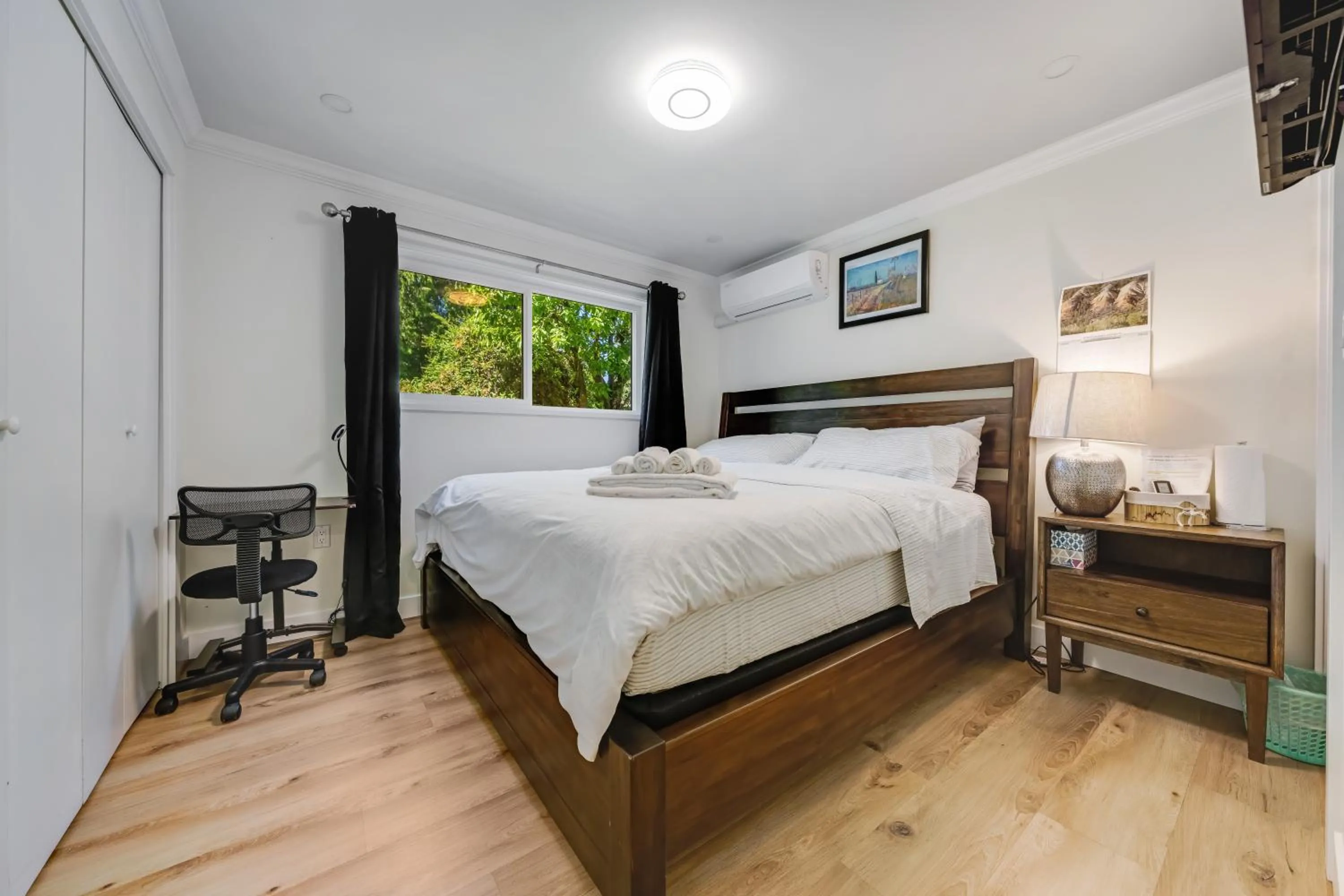 Bed in Quite House near the Vancouver Airport