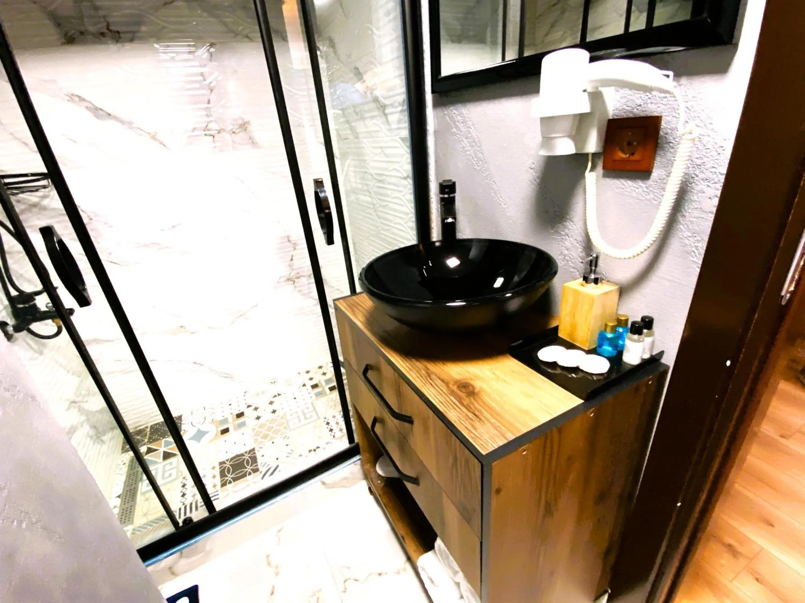 Shower in Insta Hotel Karakoy