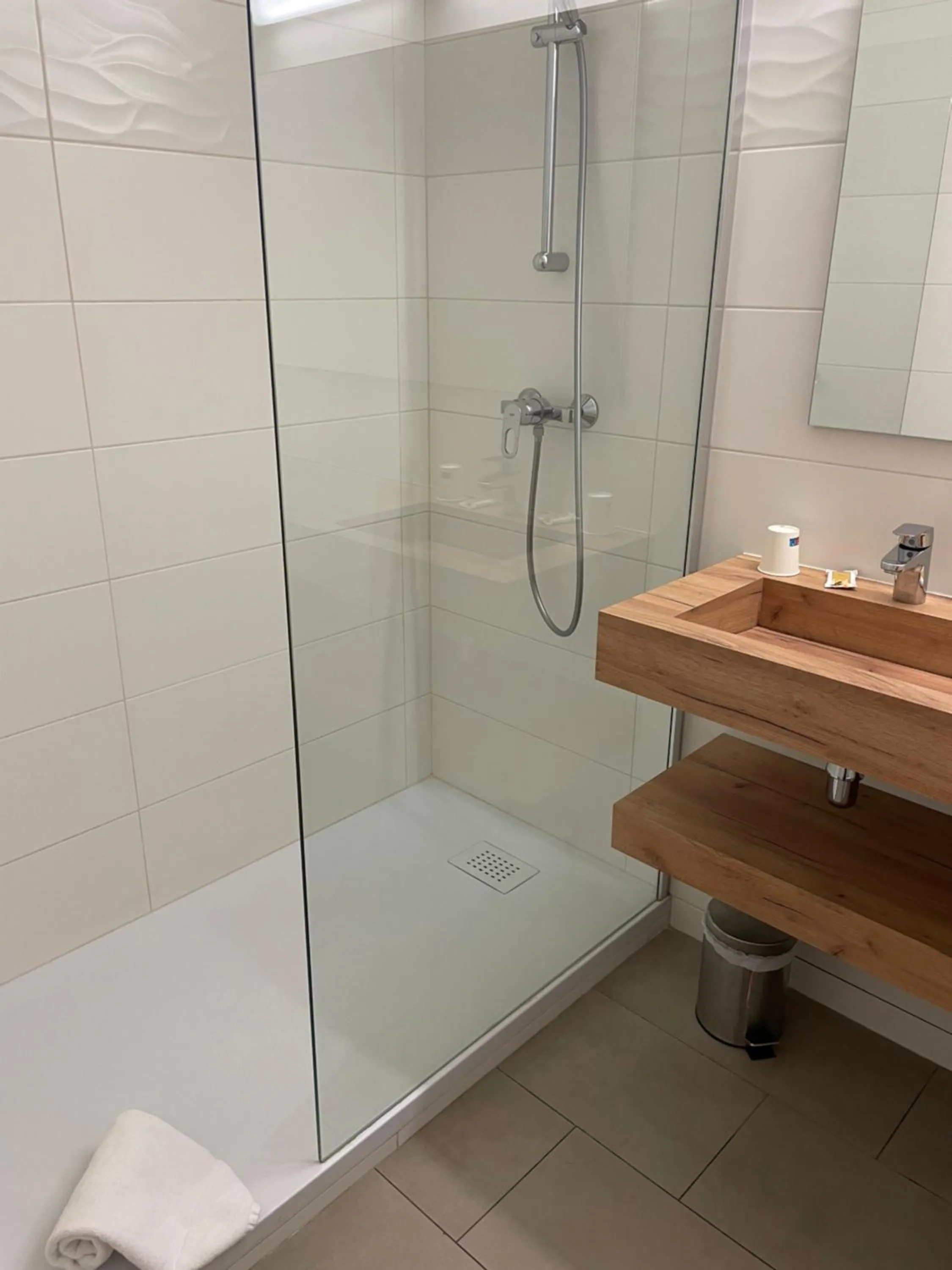 Bathroom in Hôtel Pyrène