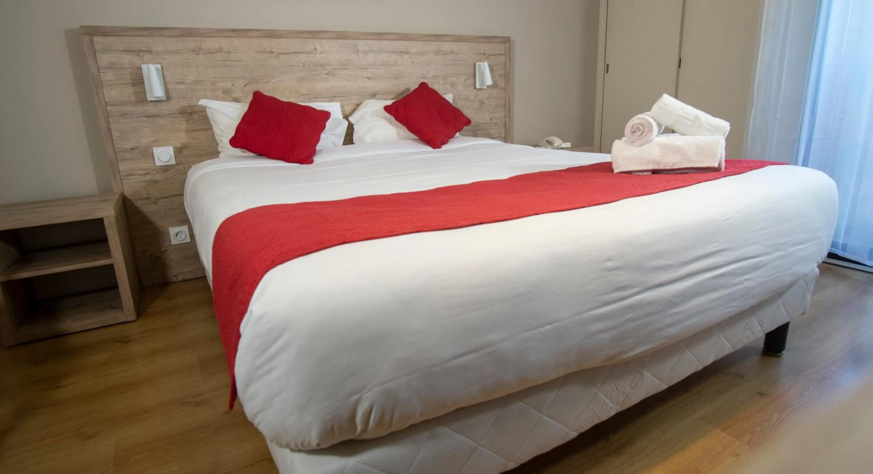 Bedroom, Bed in Hôtel Pyrène