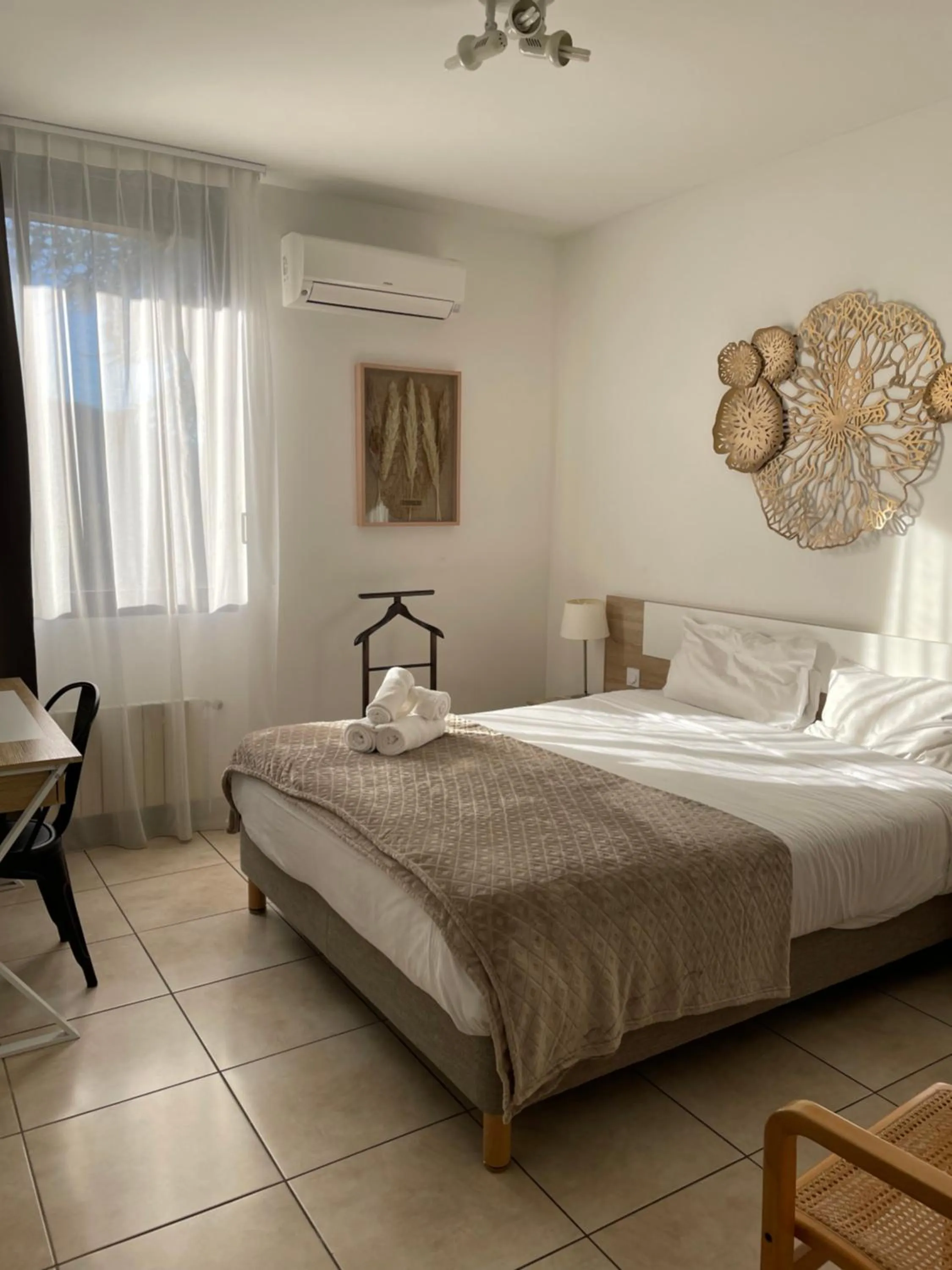 Bedroom, Bed in Hôtel Pyrène