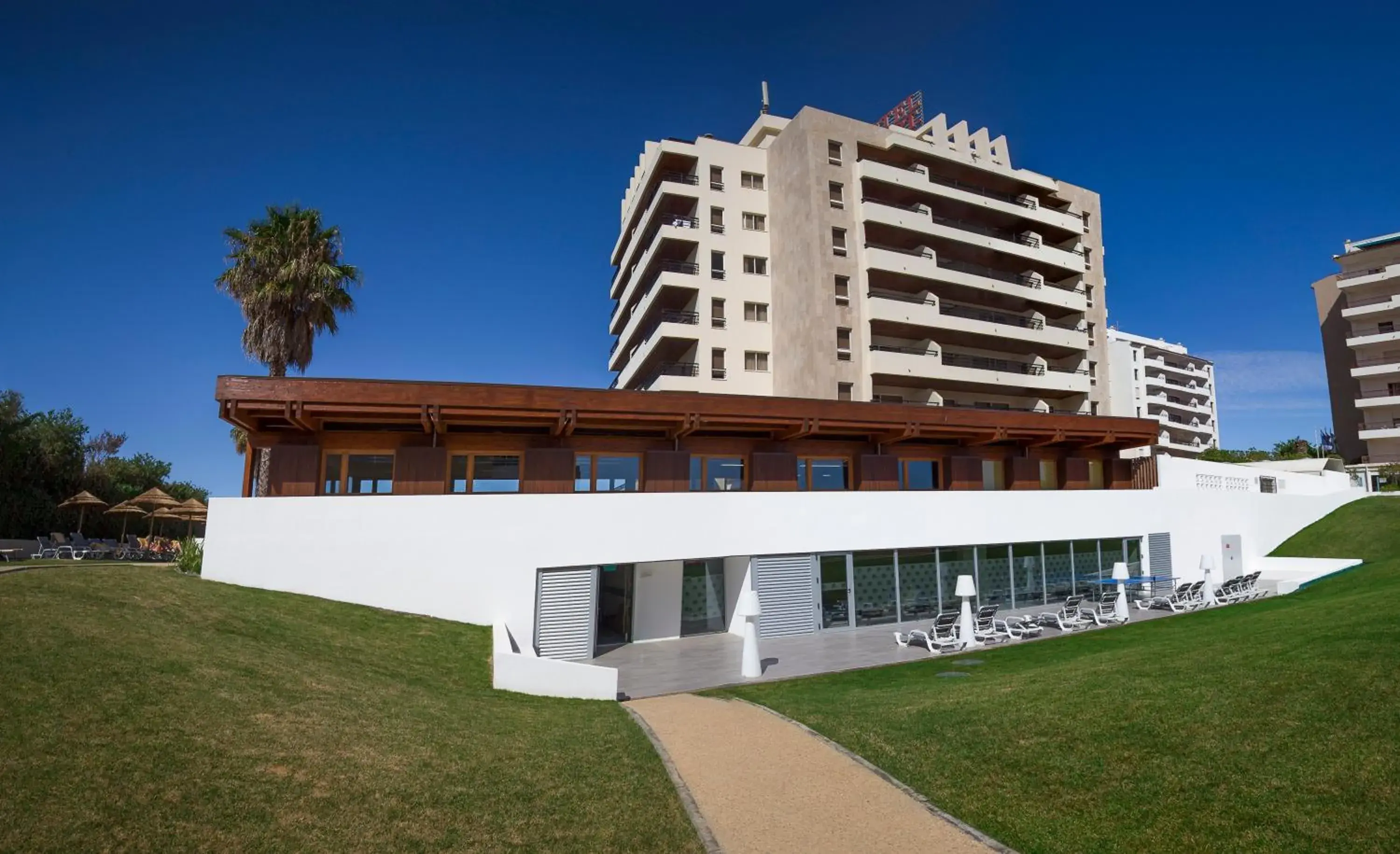 Property building in Interpass Vau Hotel Apartamentos Property building in Interpass Vau Hotel Apartamentos