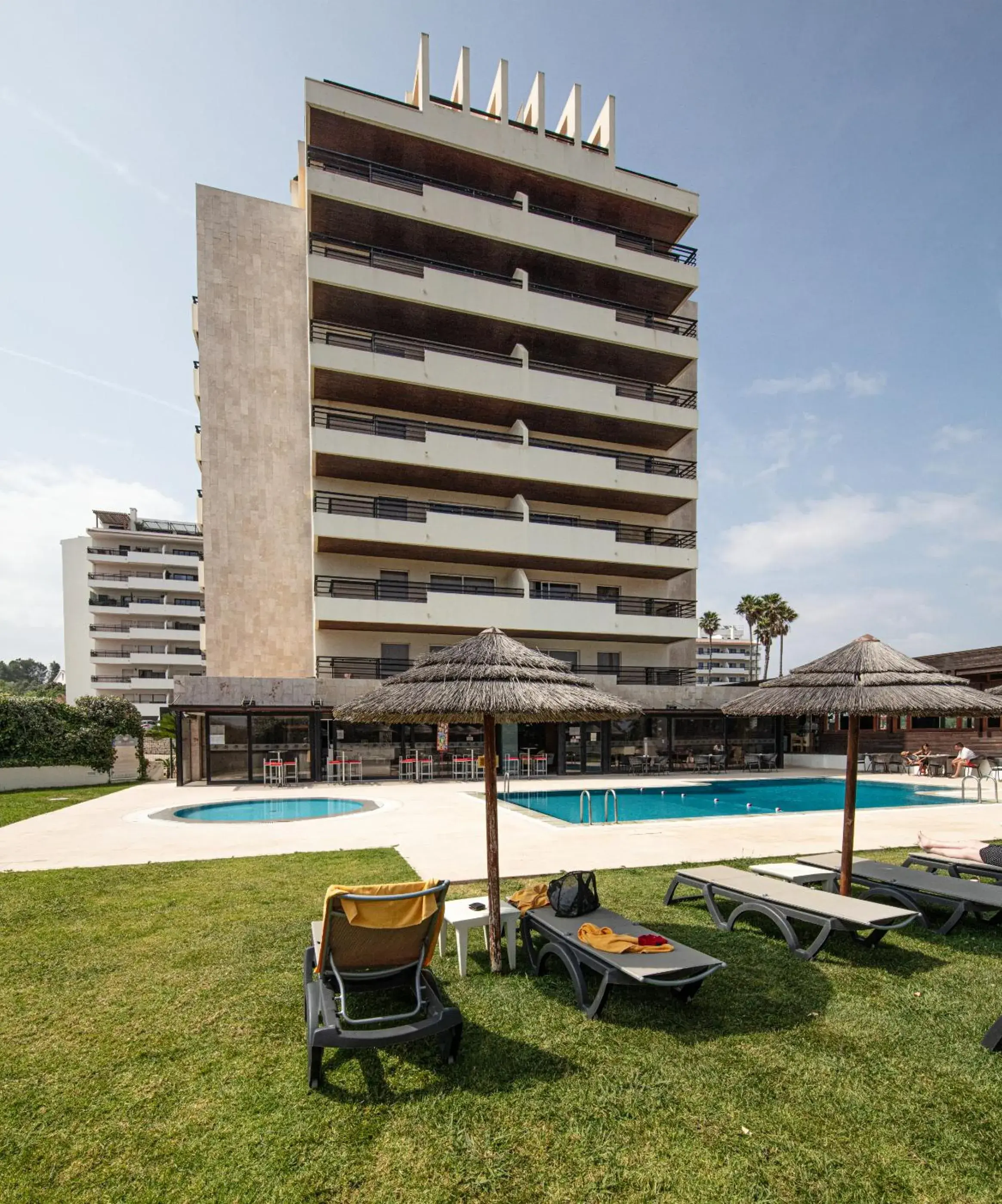 Property building in Interpass Vau Hotel Apartamentos Property building in Interpass Vau Hotel Apartamentos