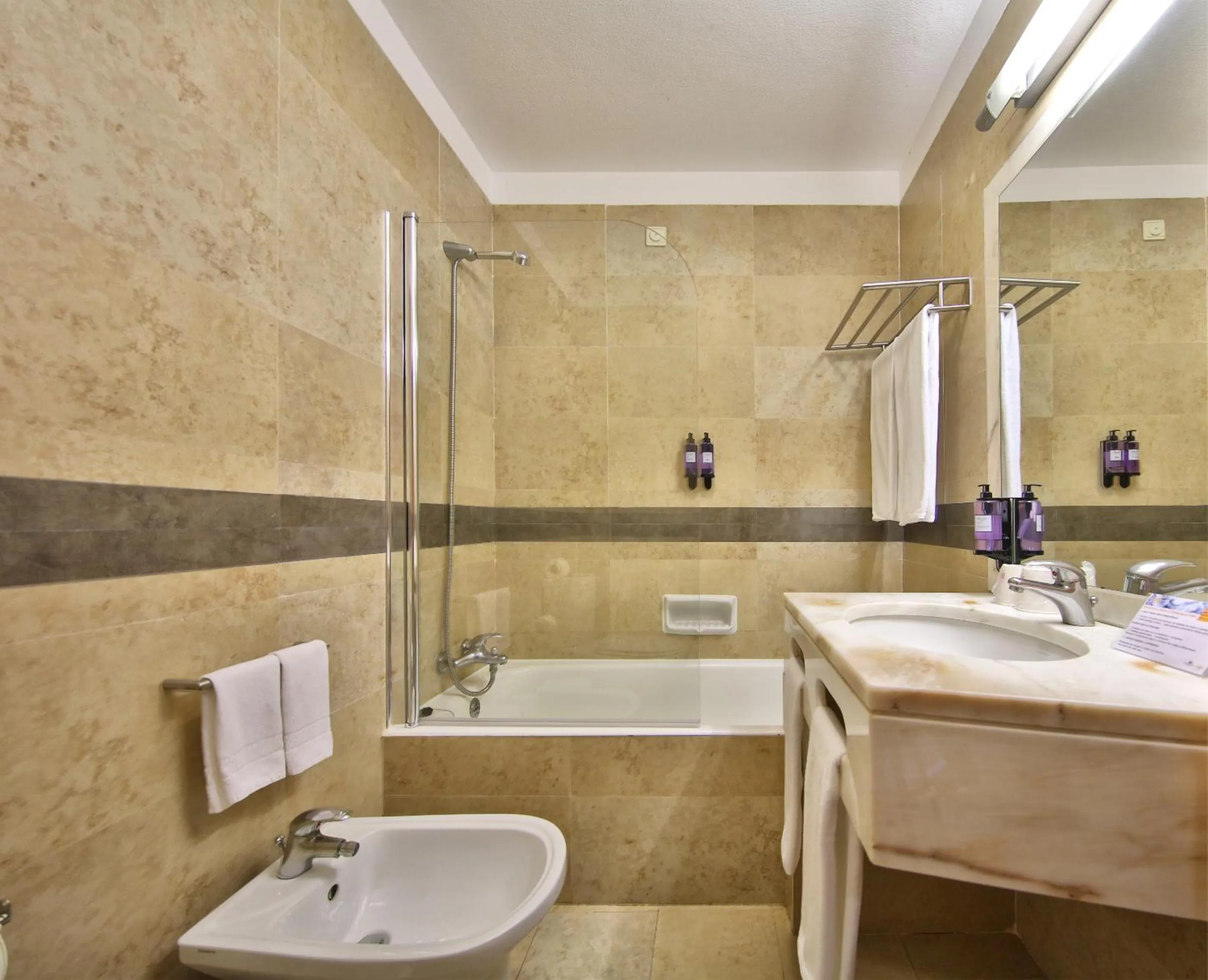 Toilet in Interpass Vau Hotel Apartamentos